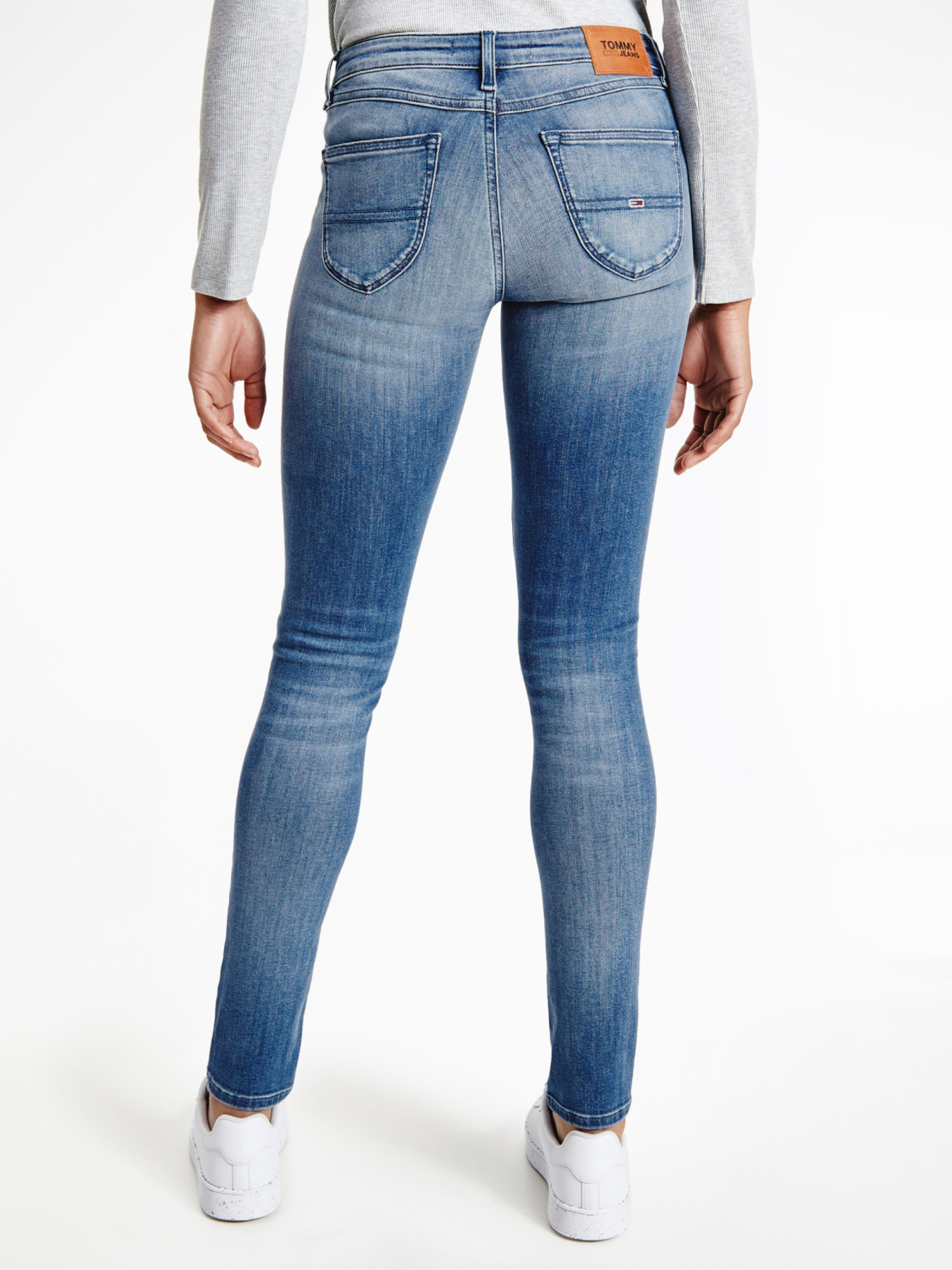 detail Tommy Jeans dámske tmavomodré džínsy SOPHIE