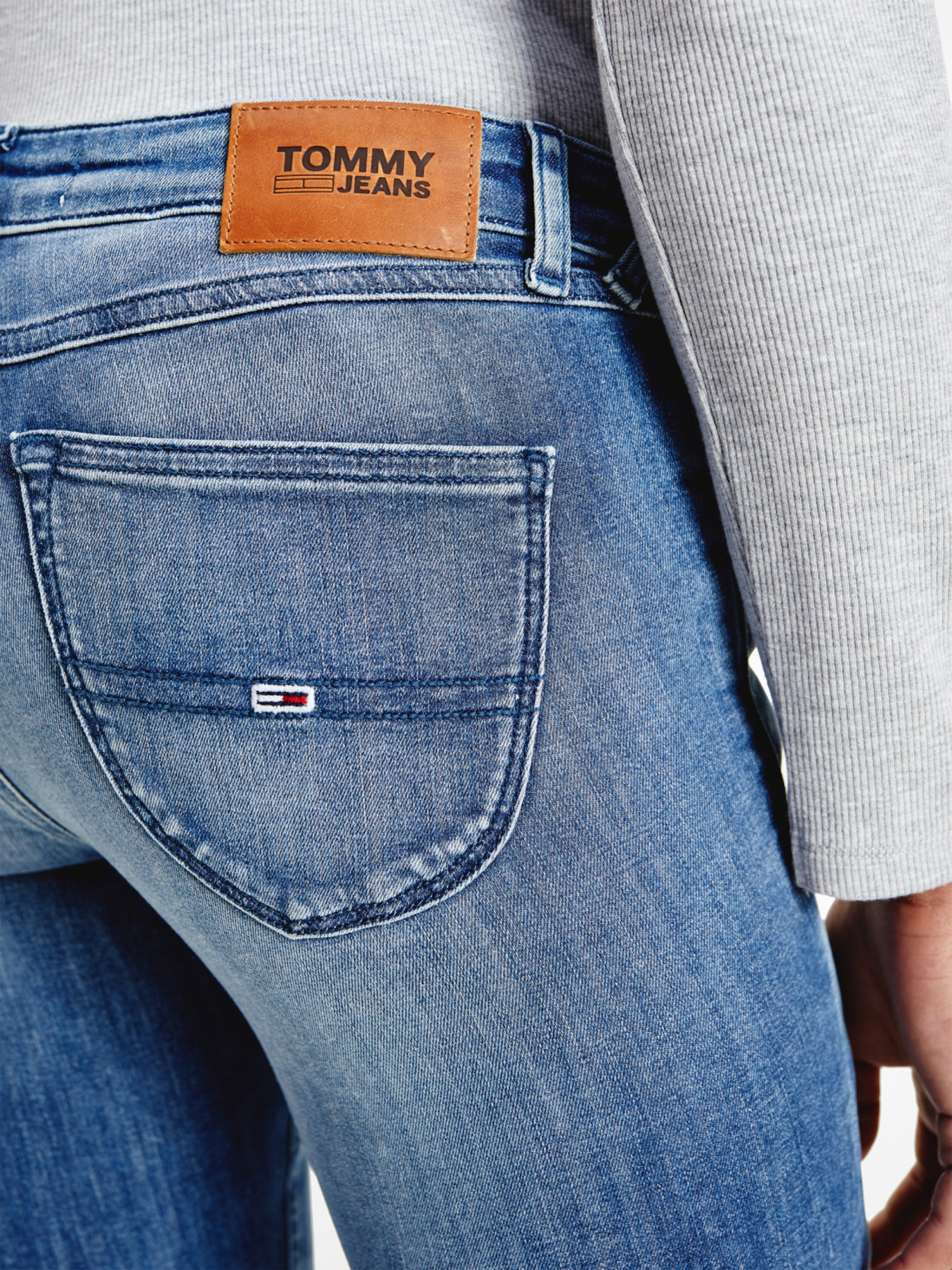 detail Tommy Jeans dámske tmavomodré džínsy SOPHIE