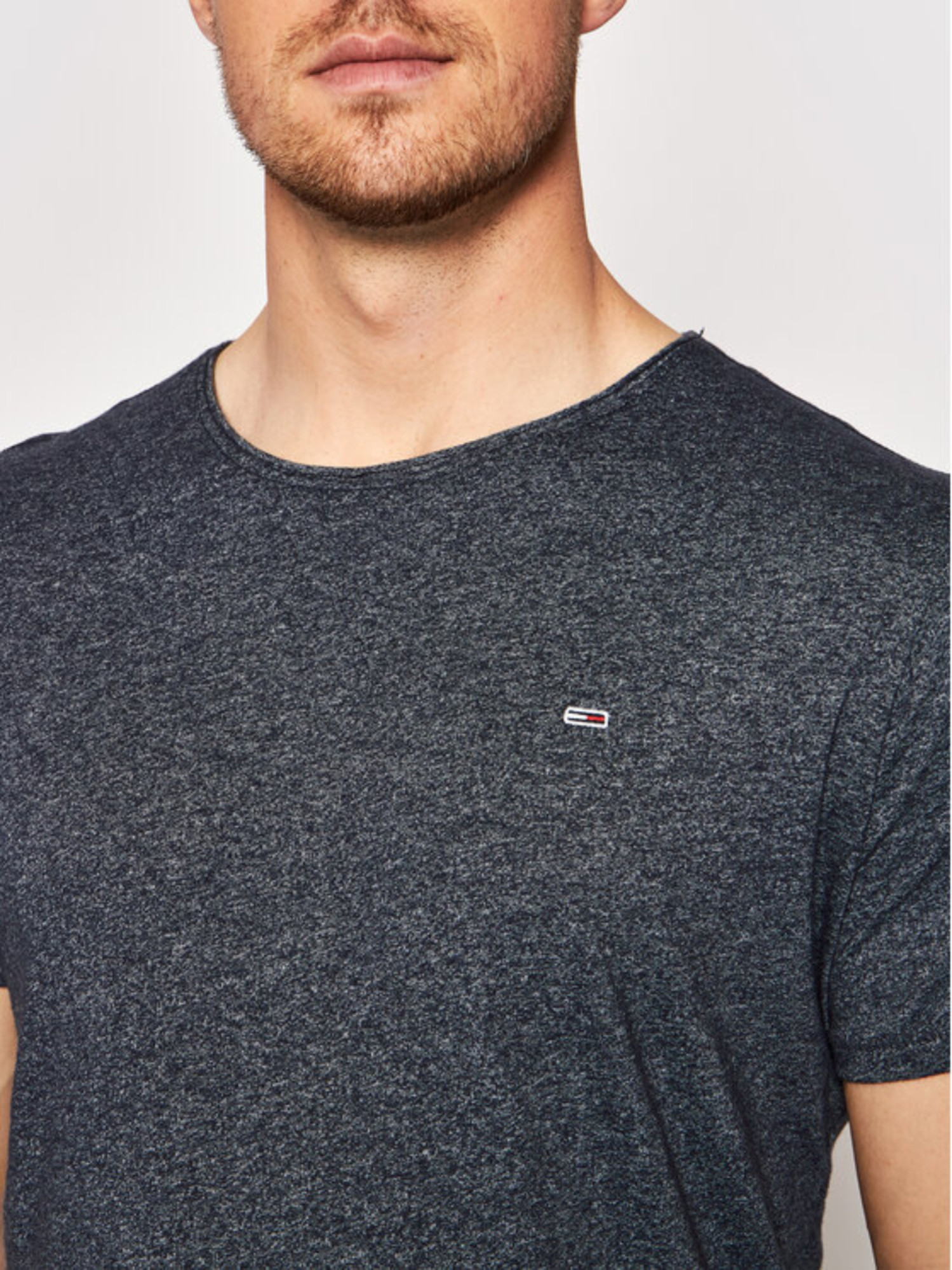 detail Tommy Jeans pánske modré tričko SLIM JASPE