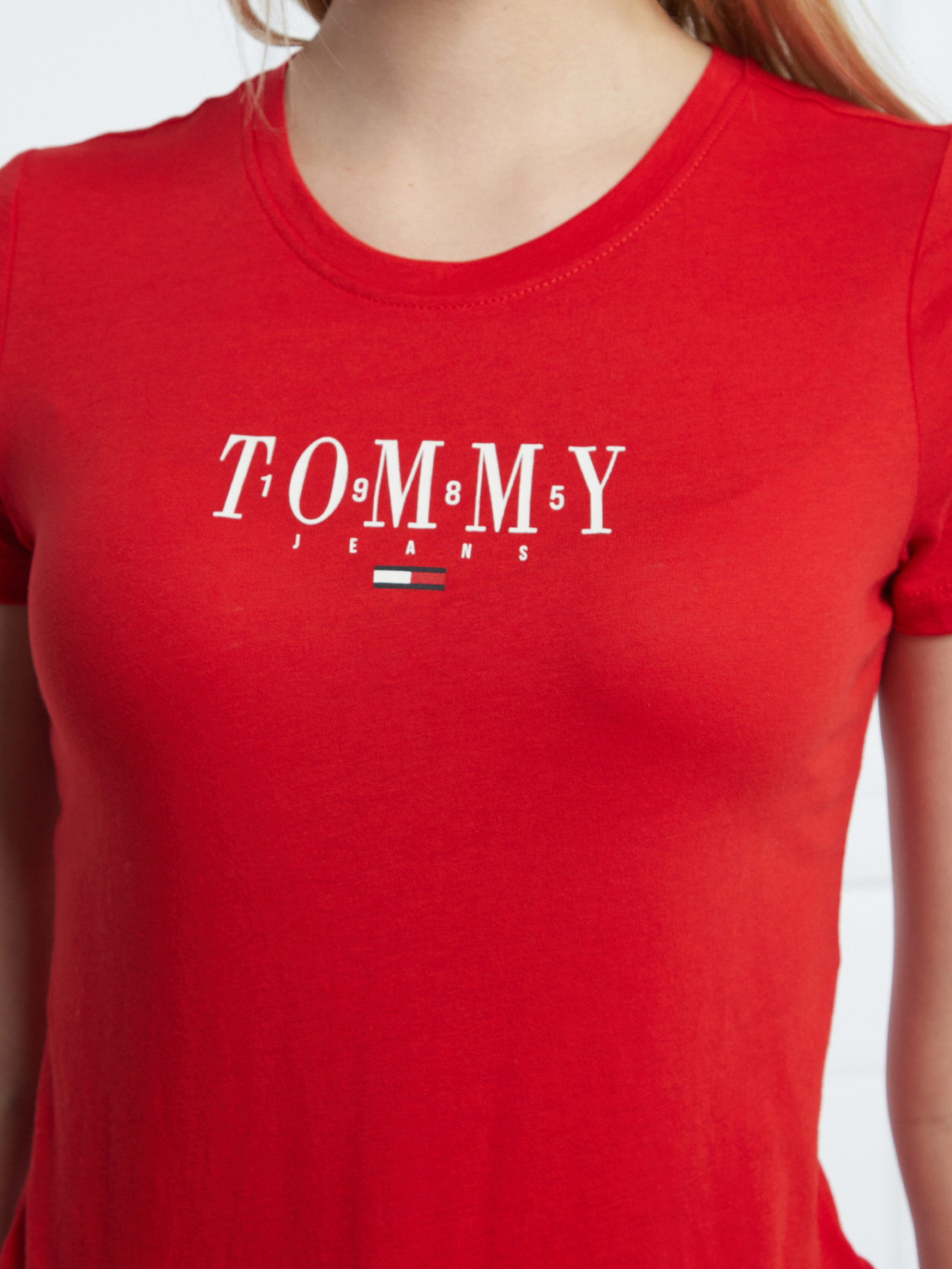 detail Tommy Jeans dámske červené tričko