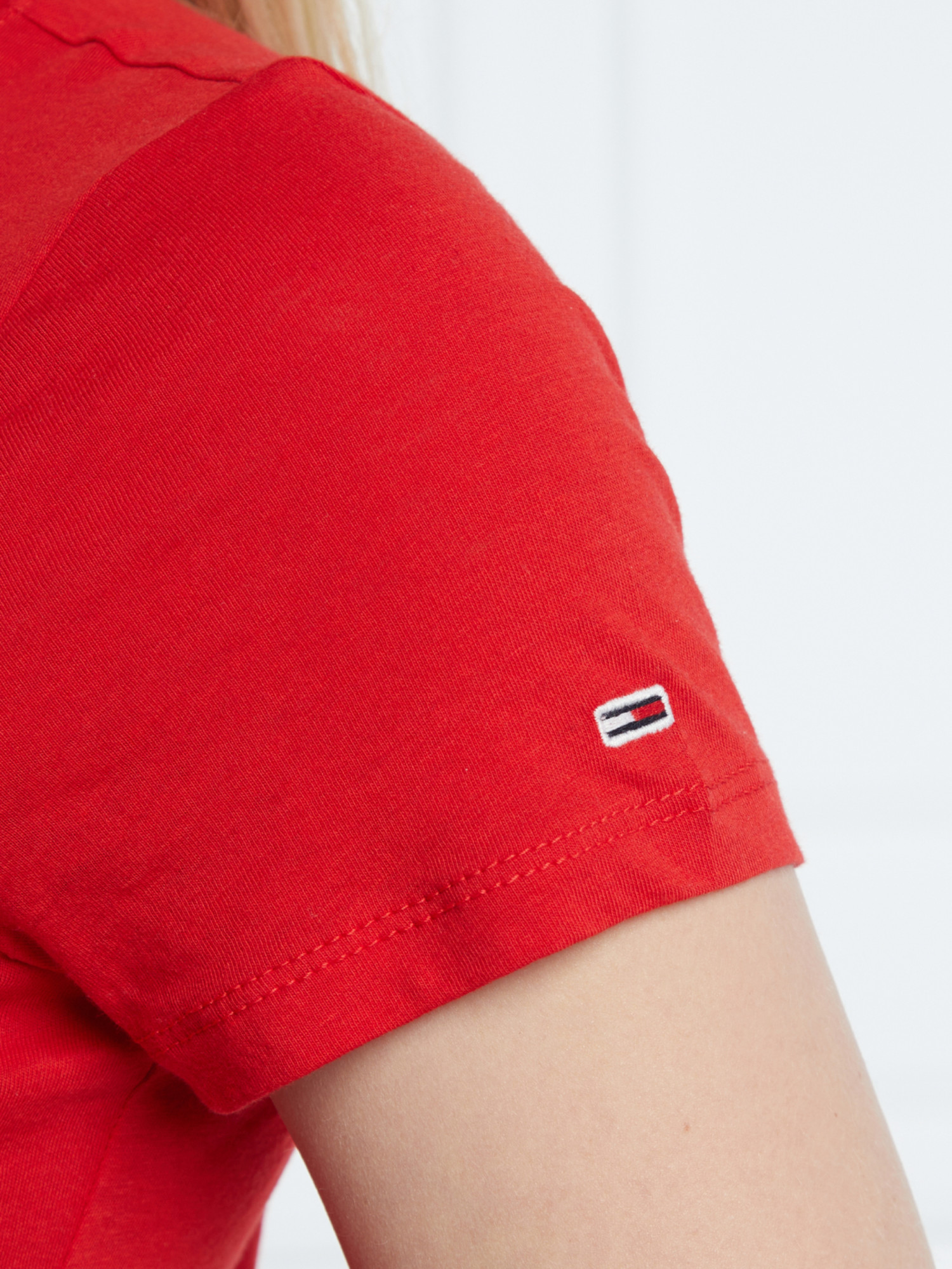 detail Tommy Jeans dámske červené tričko