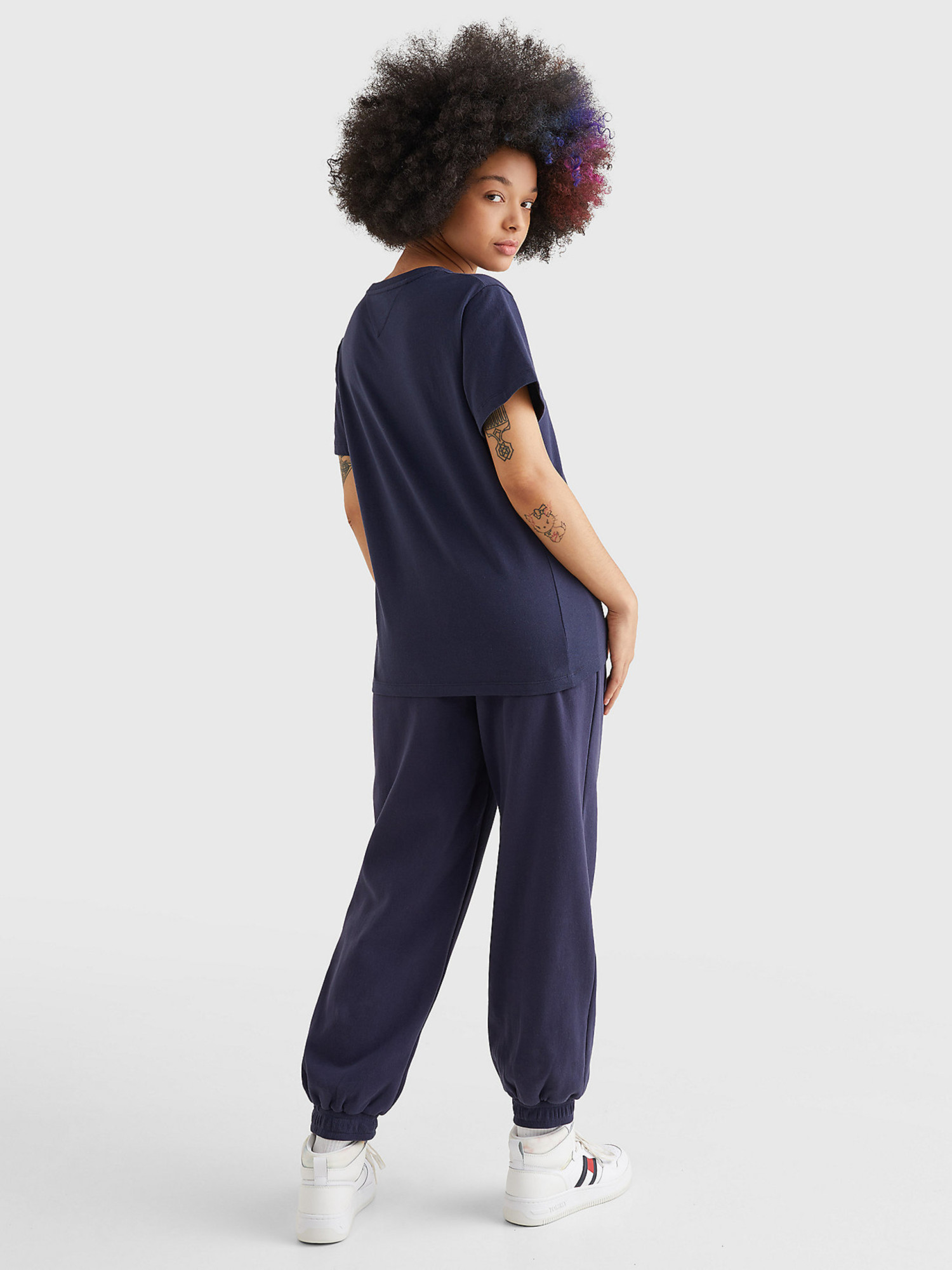 detail Tommy Jeans dámske tmavo modré tričko SIGNATURE