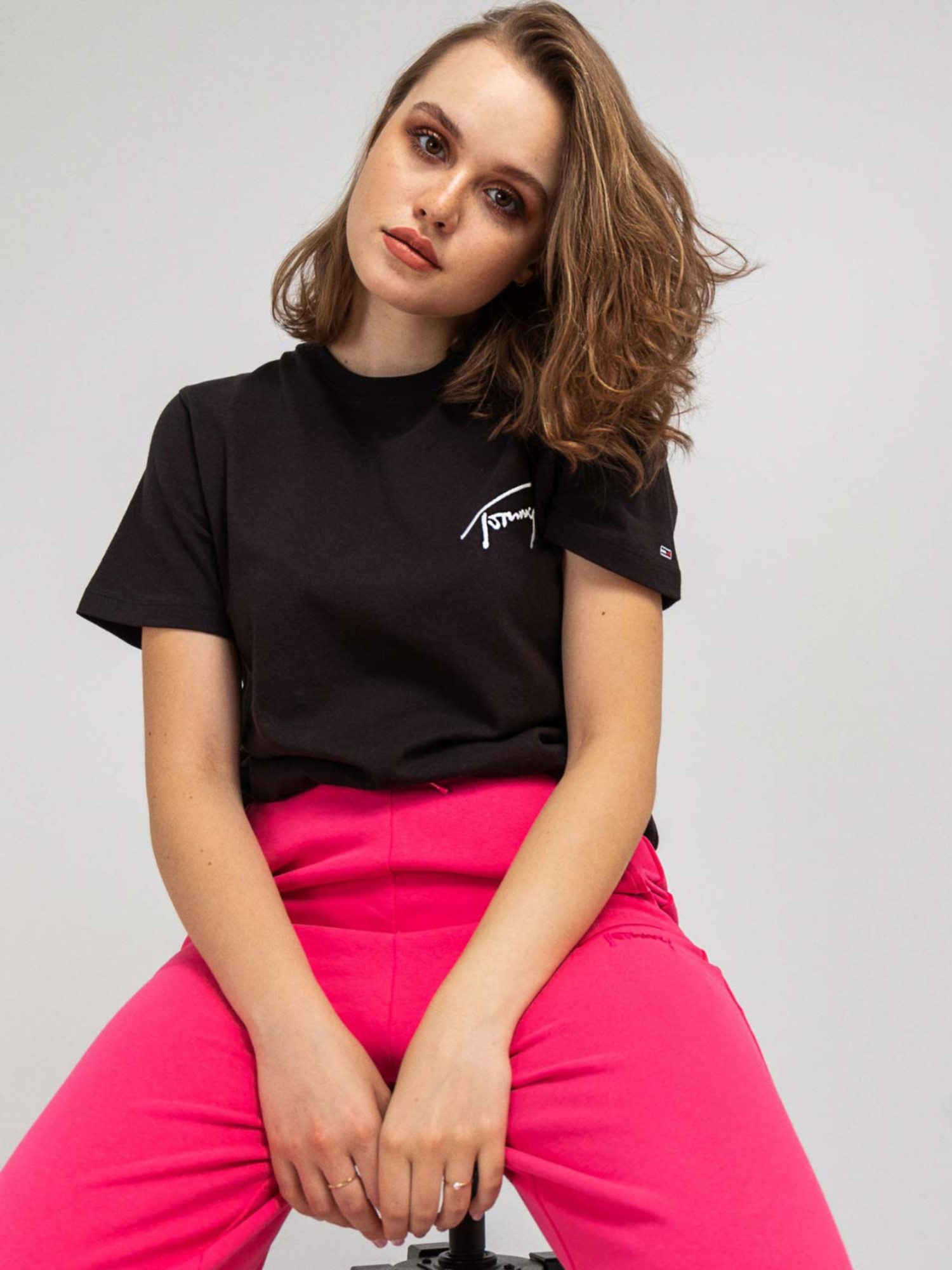 detail Tommy Jeans dámske čierne tričko SIGNATURE