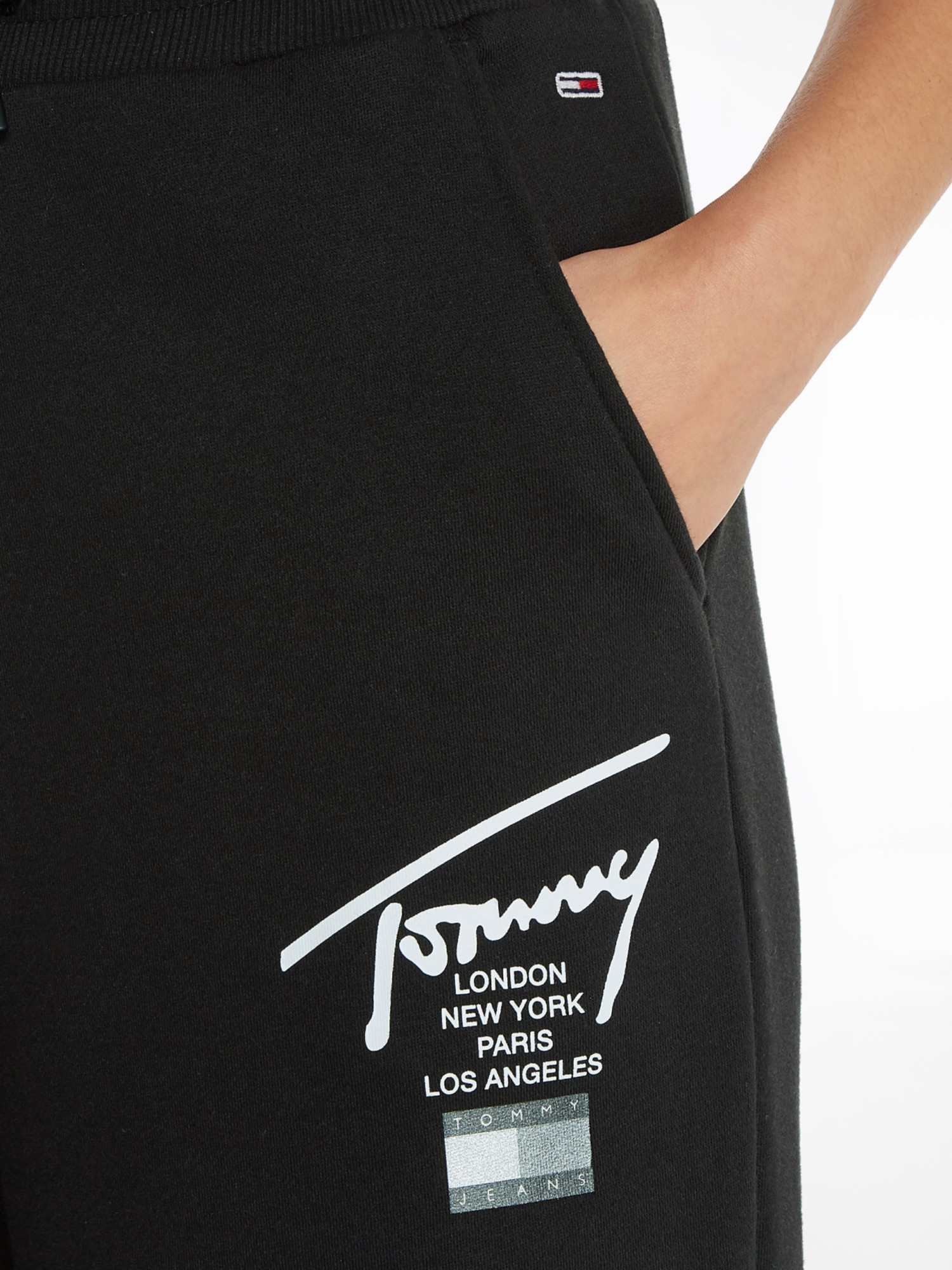detail Tommy Jeans dámske čierne tepláky MODERN SIGNATURE