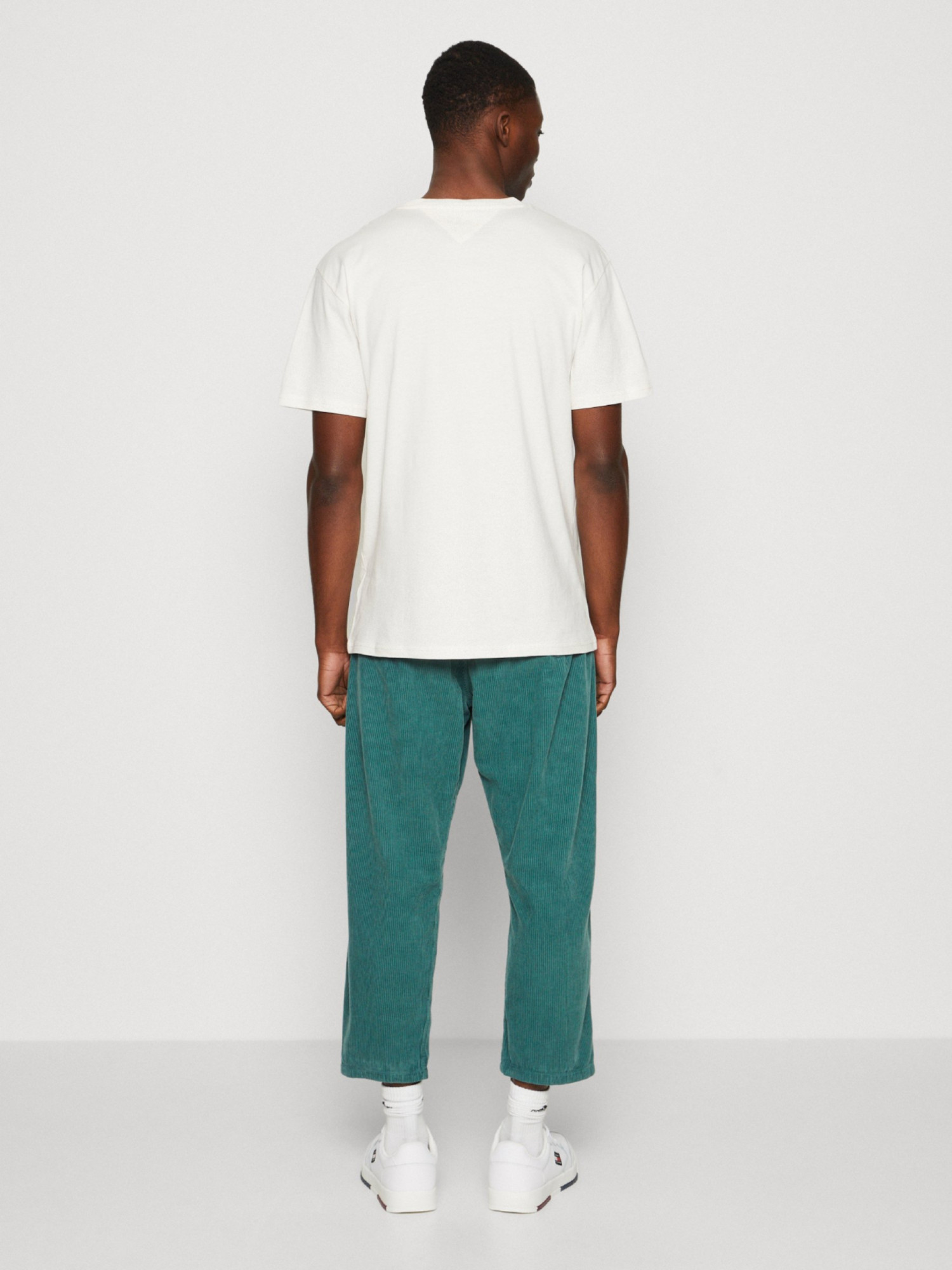 detail Tommy Jeans pánske smotanové tričko