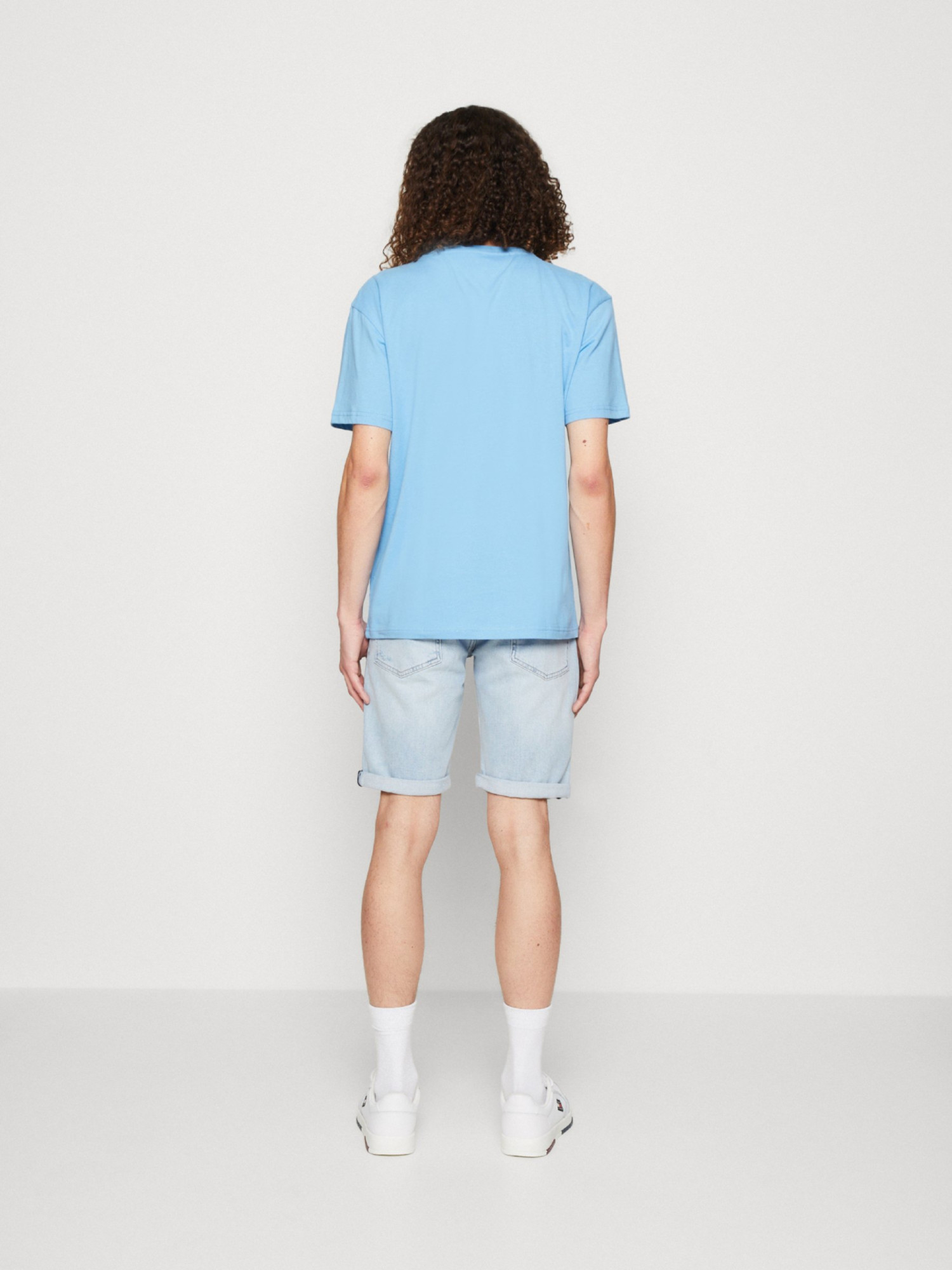 detail Tommy Jeans pánske modré tričko