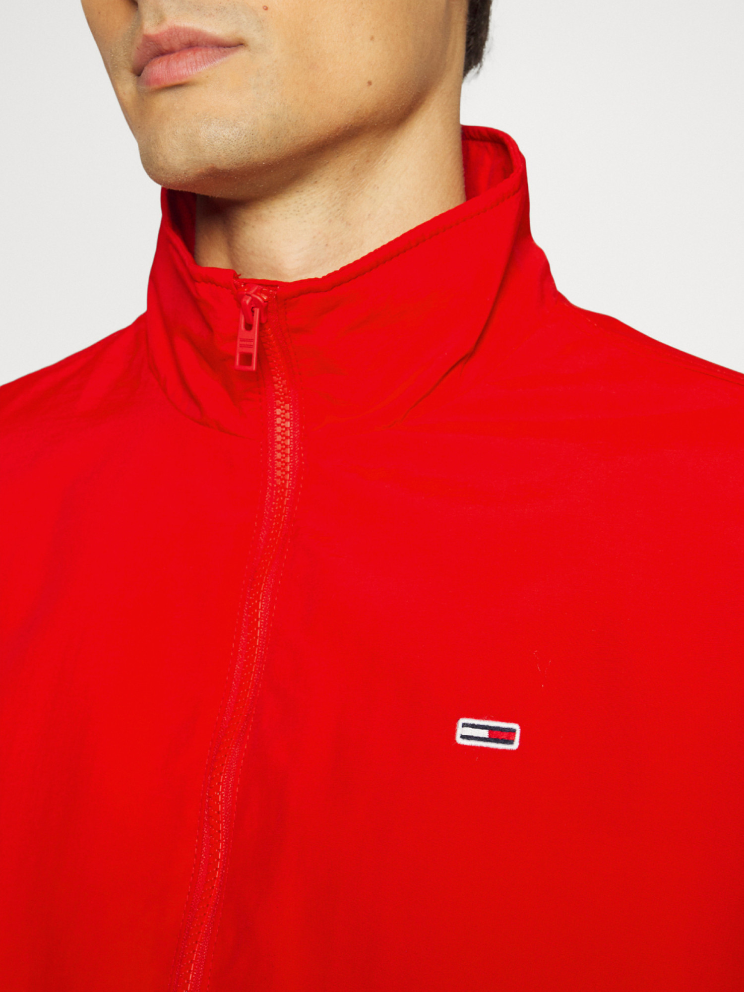 detail Tommy Jeans pánska červená bunda