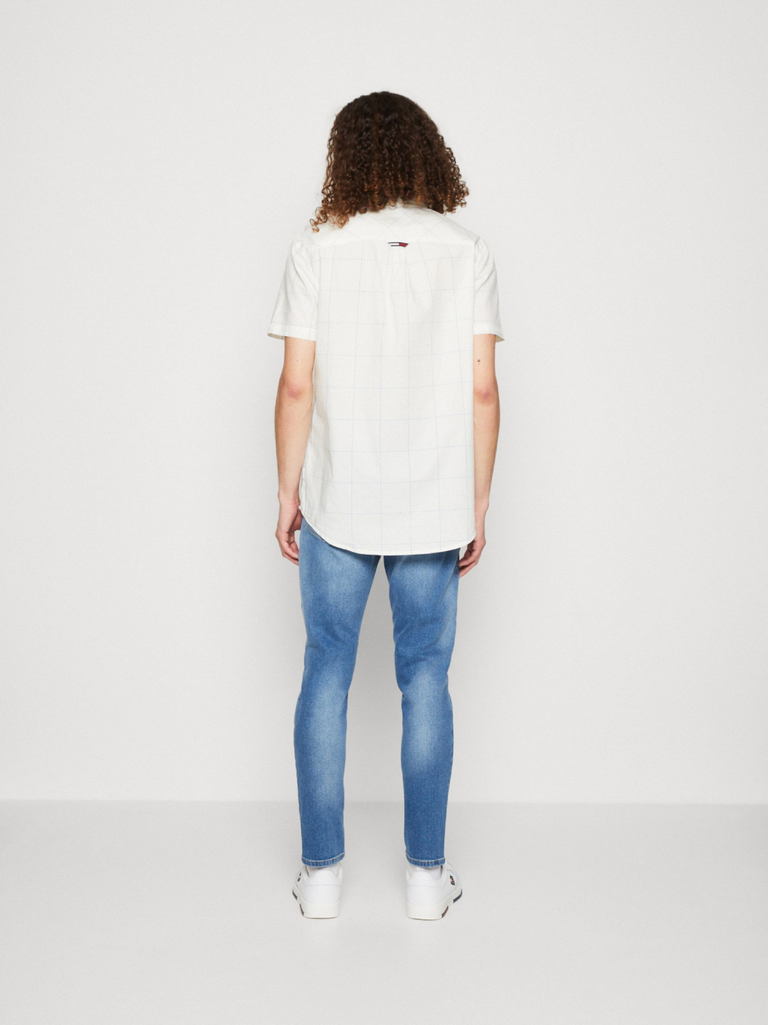 detail Tommy Jeans pánska biela košeľa s krátkym rukávom