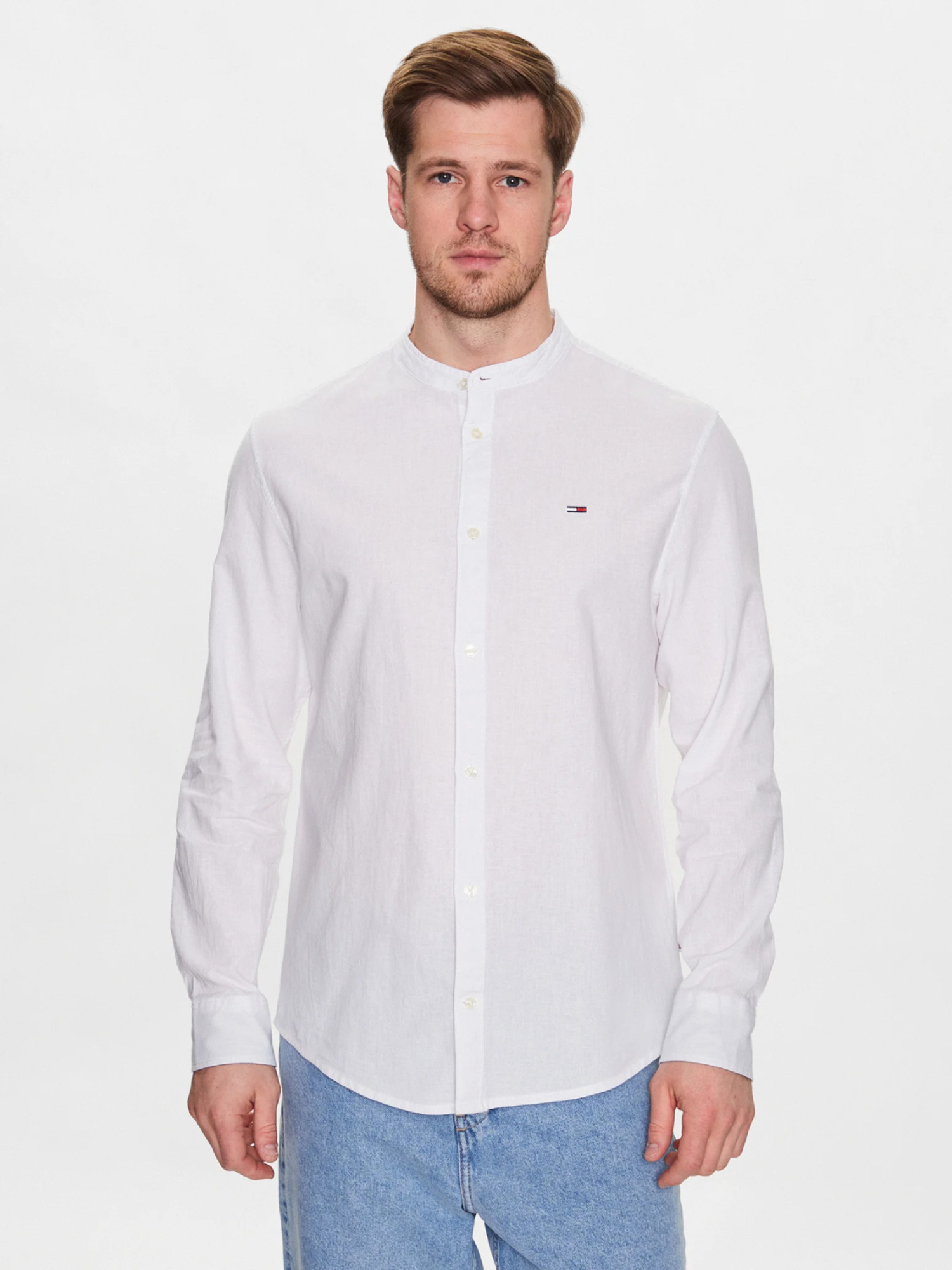detail Tommy Jeans pánska biela košeľa