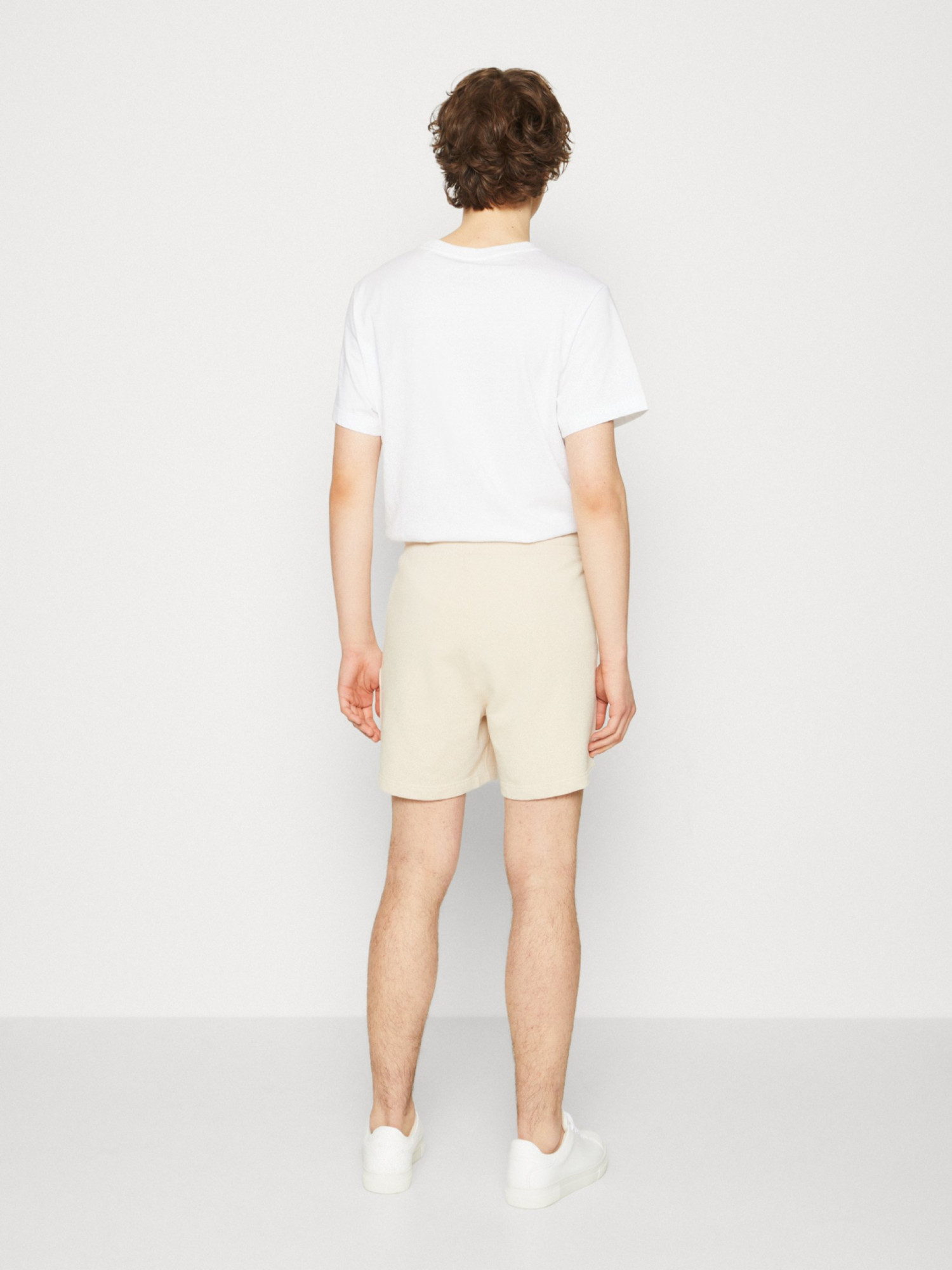 detail Tommy Jeans pánske béžové teplákové šortky