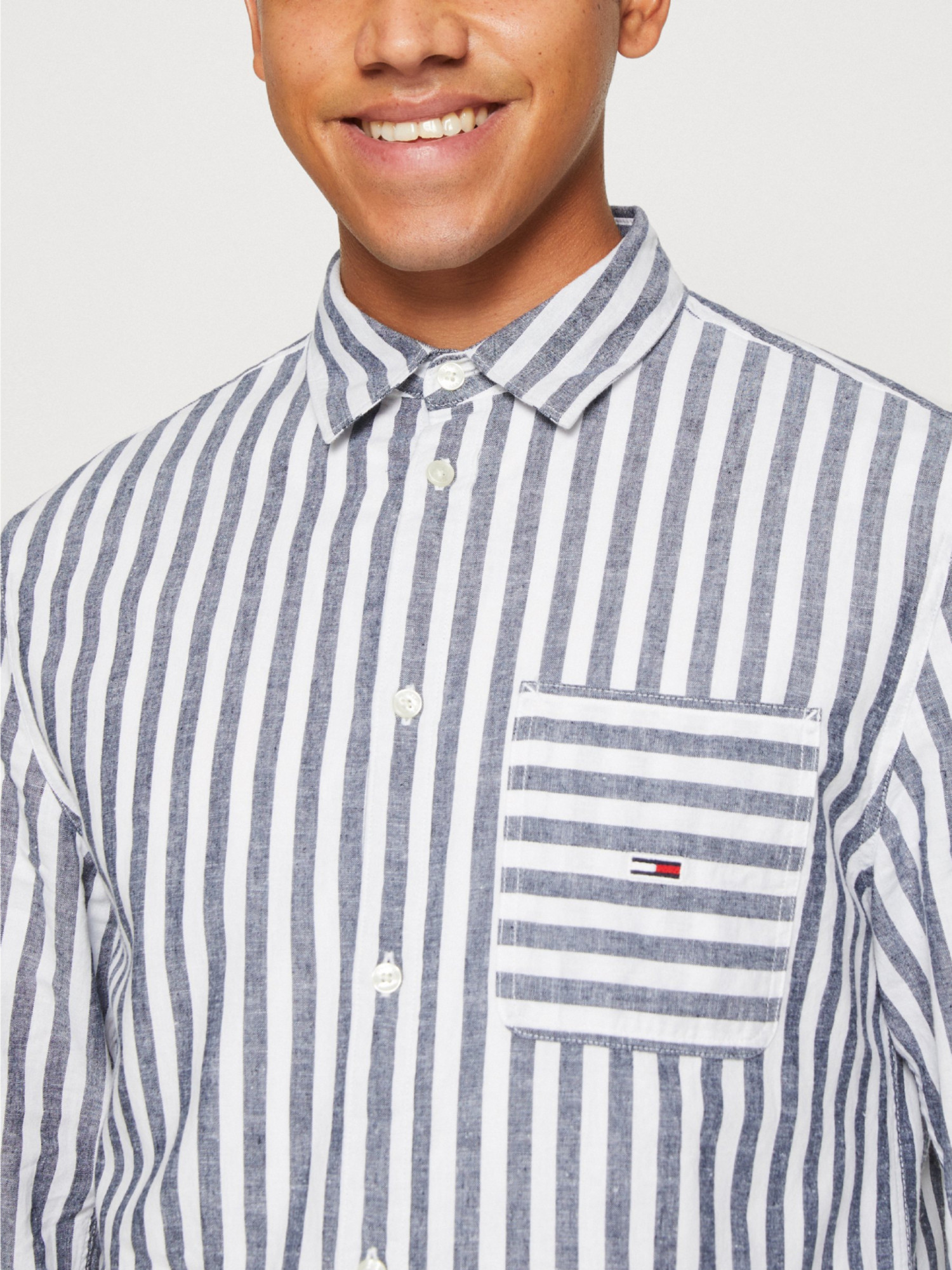detail Tommy Jeans pánska pruhovaná košeľa
