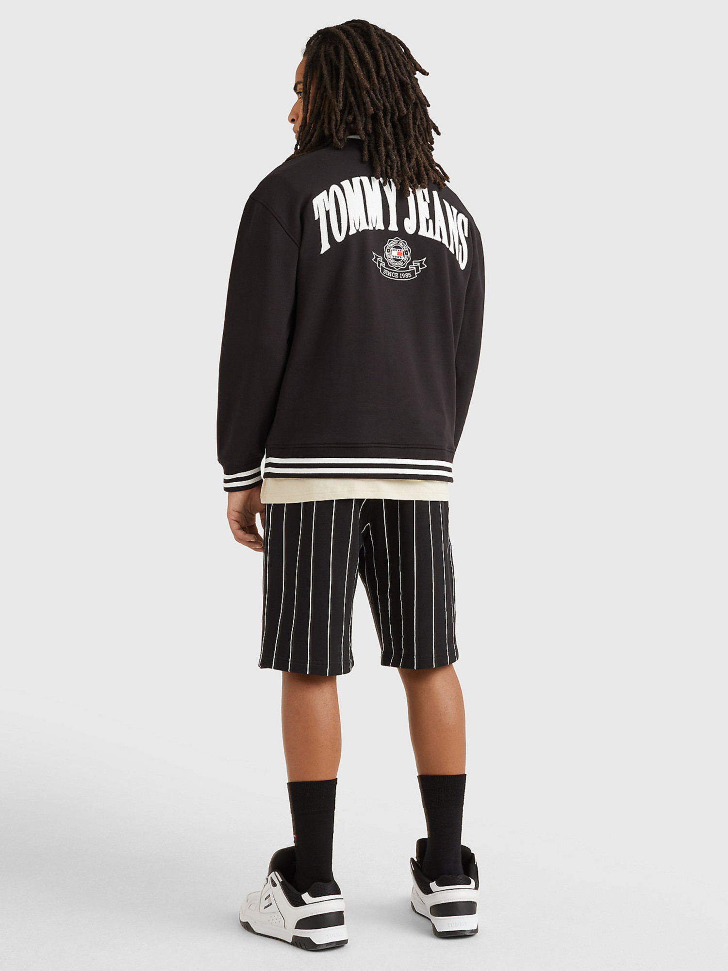 detail Tommy Jeans pánska čierna mikina