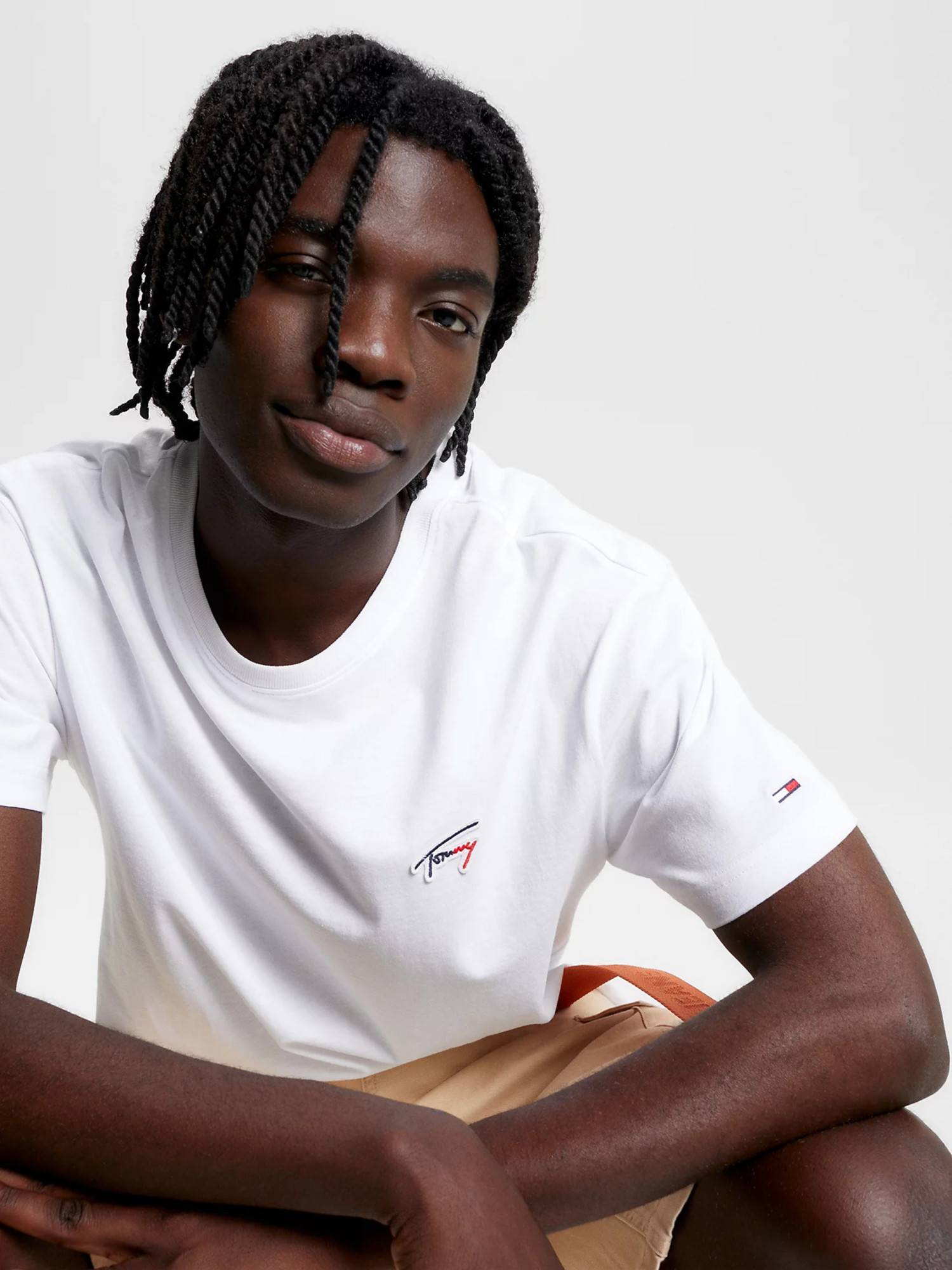 detail Tommy Jeans pánské bílé triko SIGNATURE