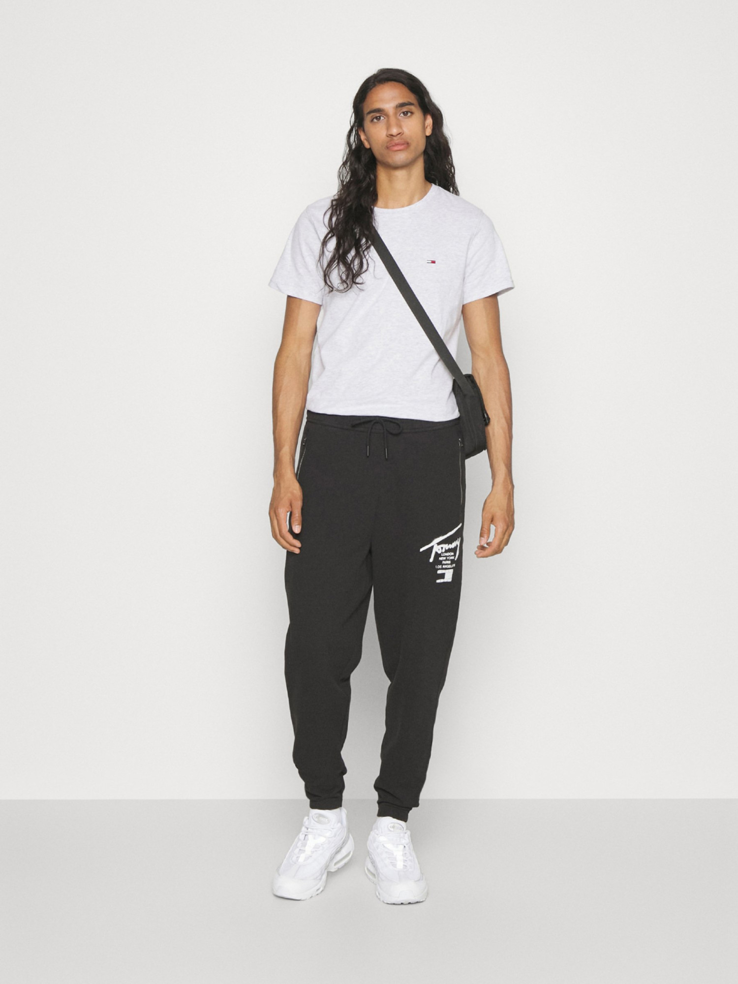 detail Tommy Jeans pánske čierne tepláky