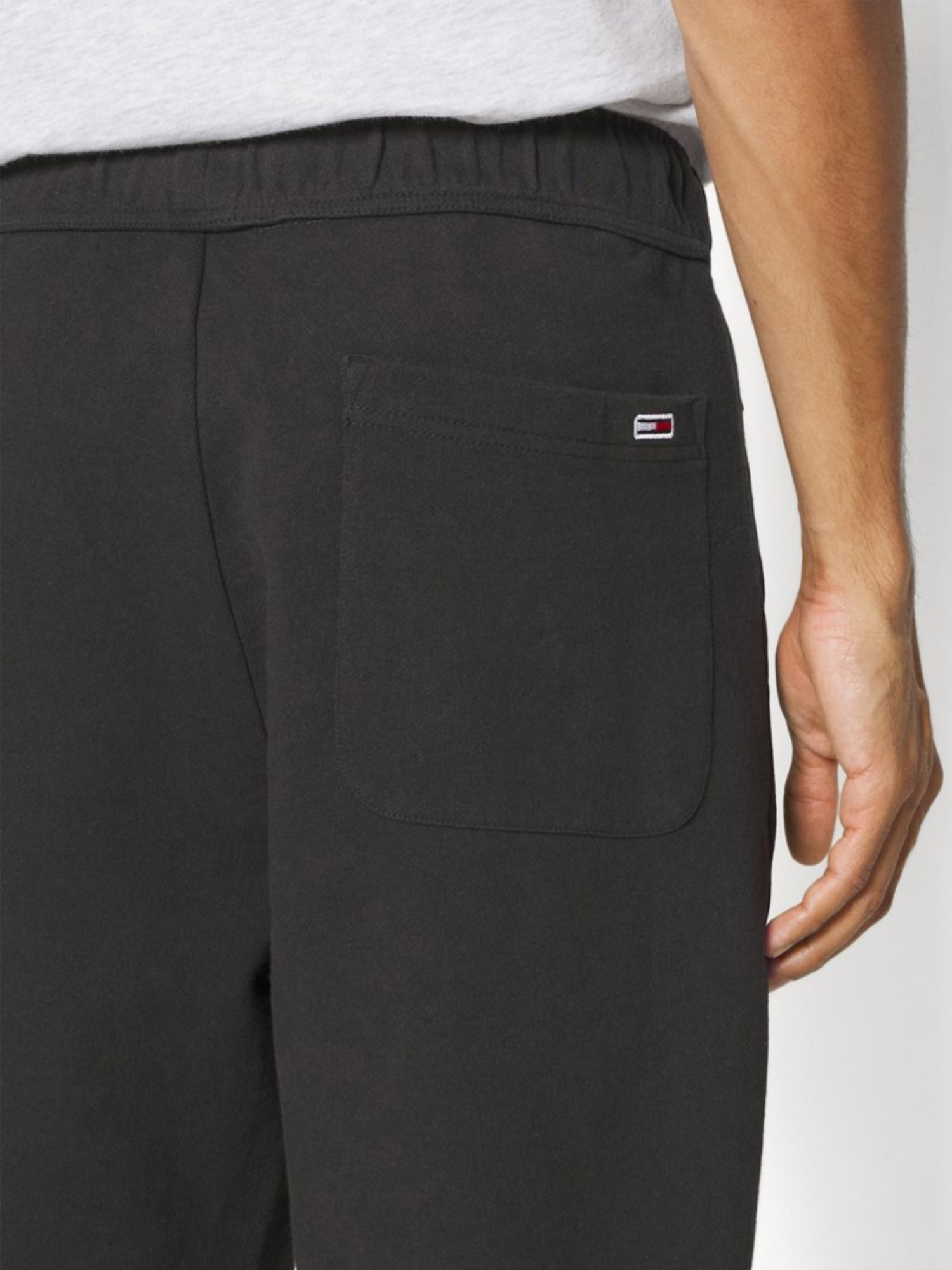 detail Tommy Jeans pánske čierne tepláky