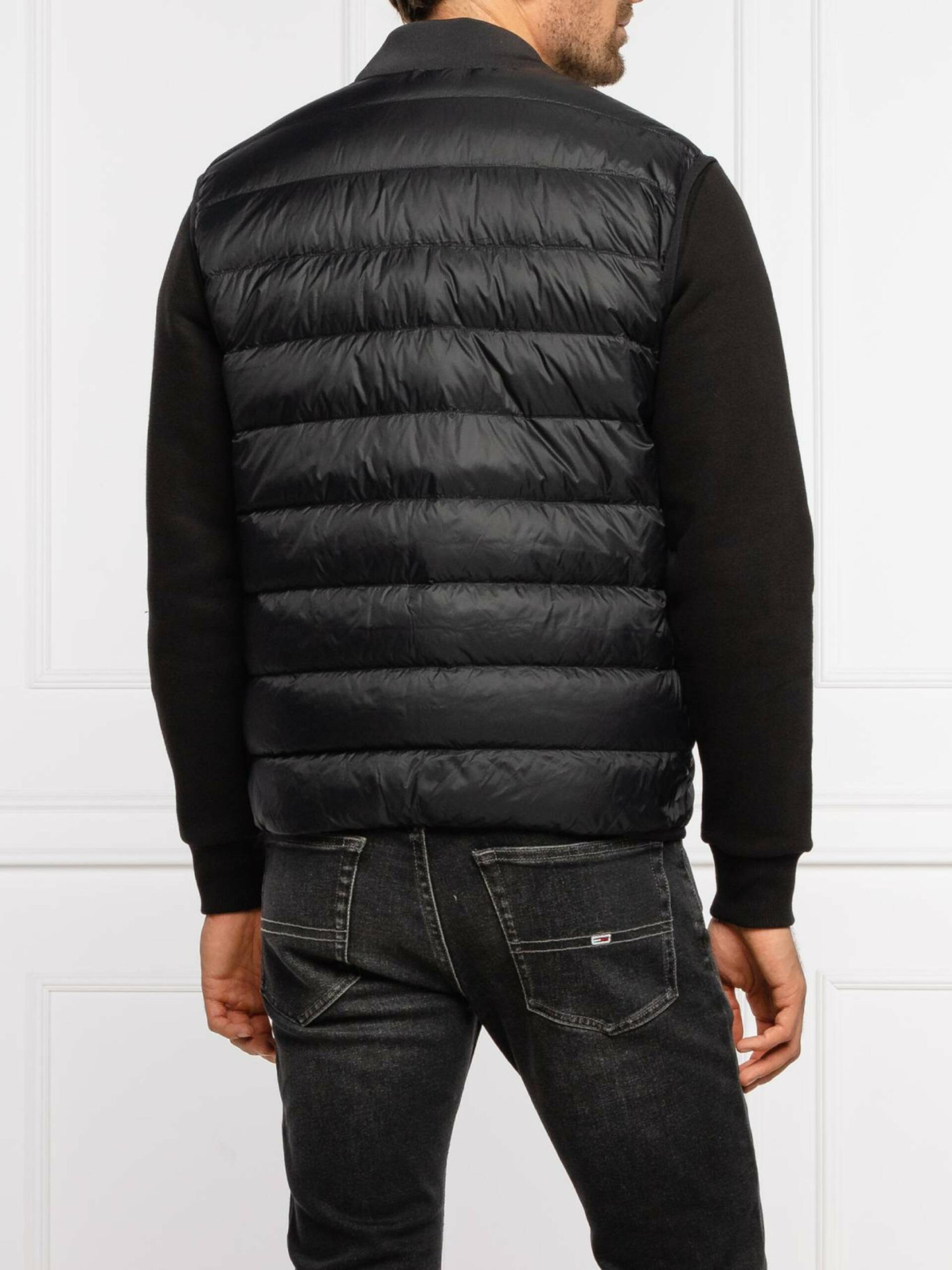 detail Tommy Jeans pánska čierna vesta
