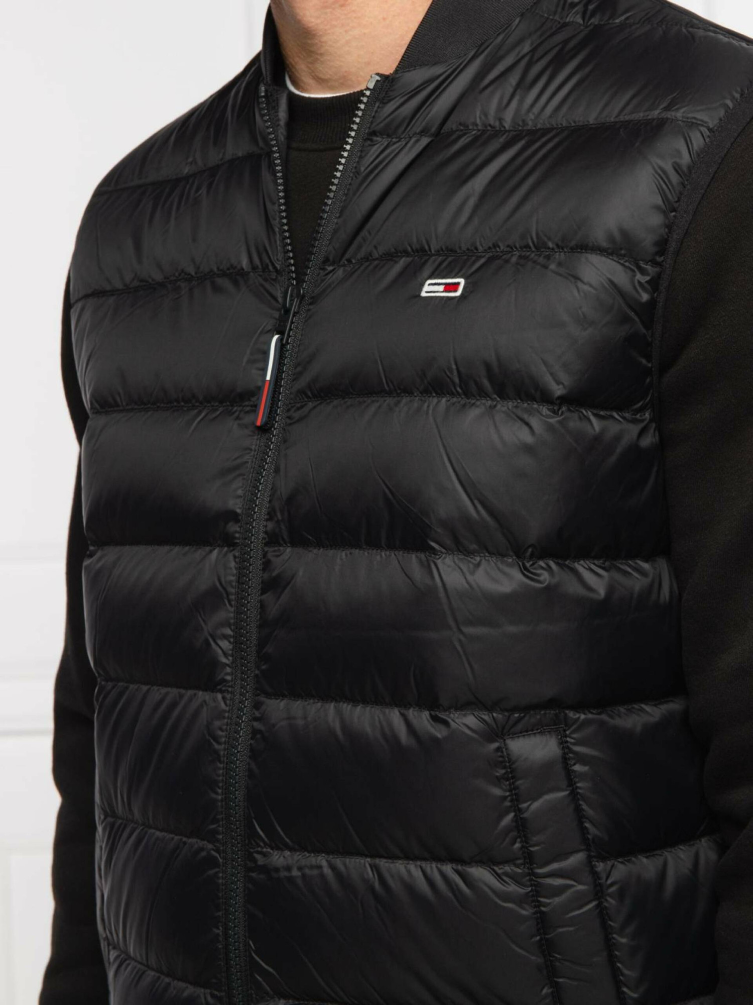 detail Tommy Jeans pánska čierna vesta