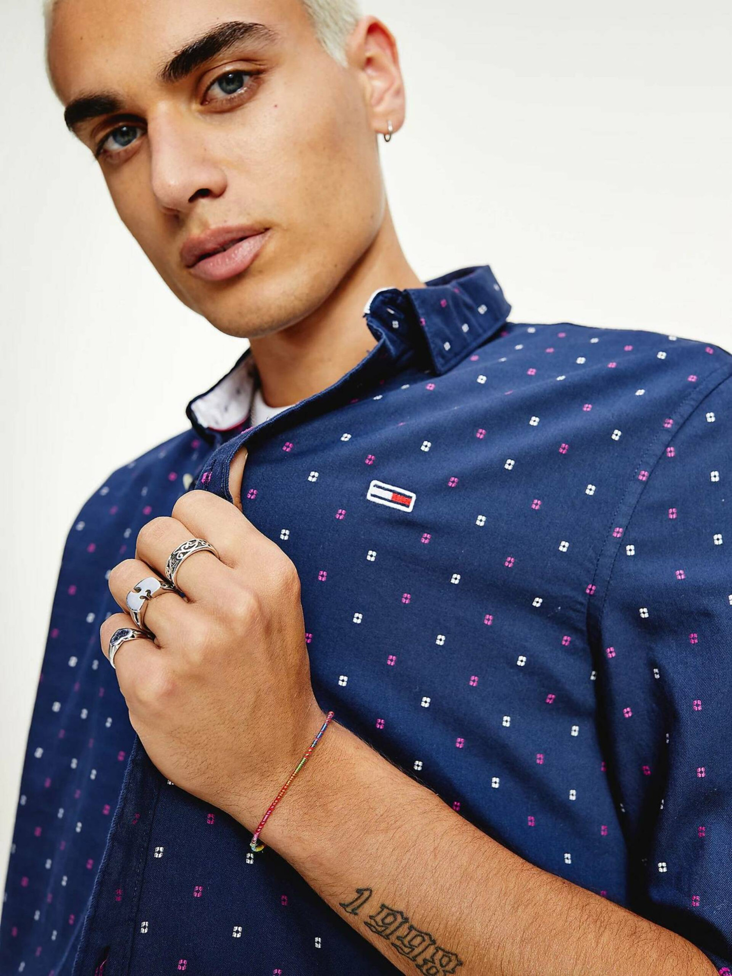 detail Tommy Jeans pánska tmavomodrá košeľa so vzorom