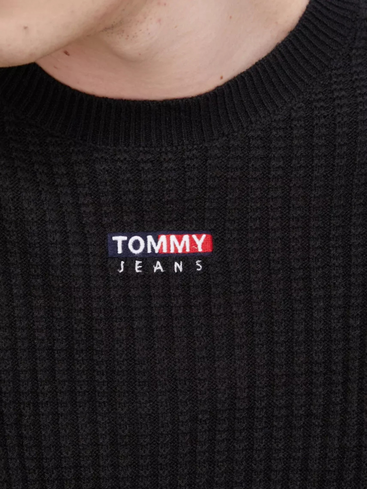 detail Tommy Jeans pánsky čierny sveter