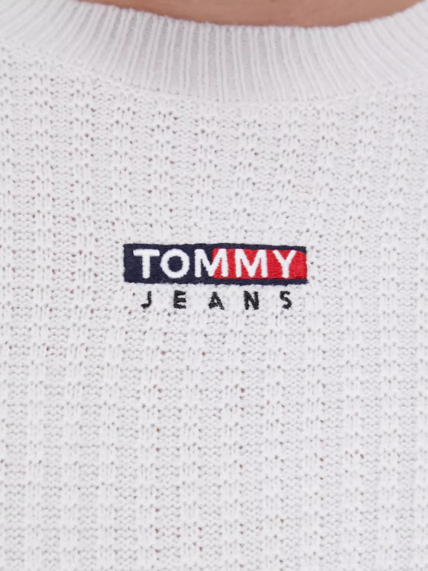 detail Tommy Jeans pánsky svetlosivý sveter