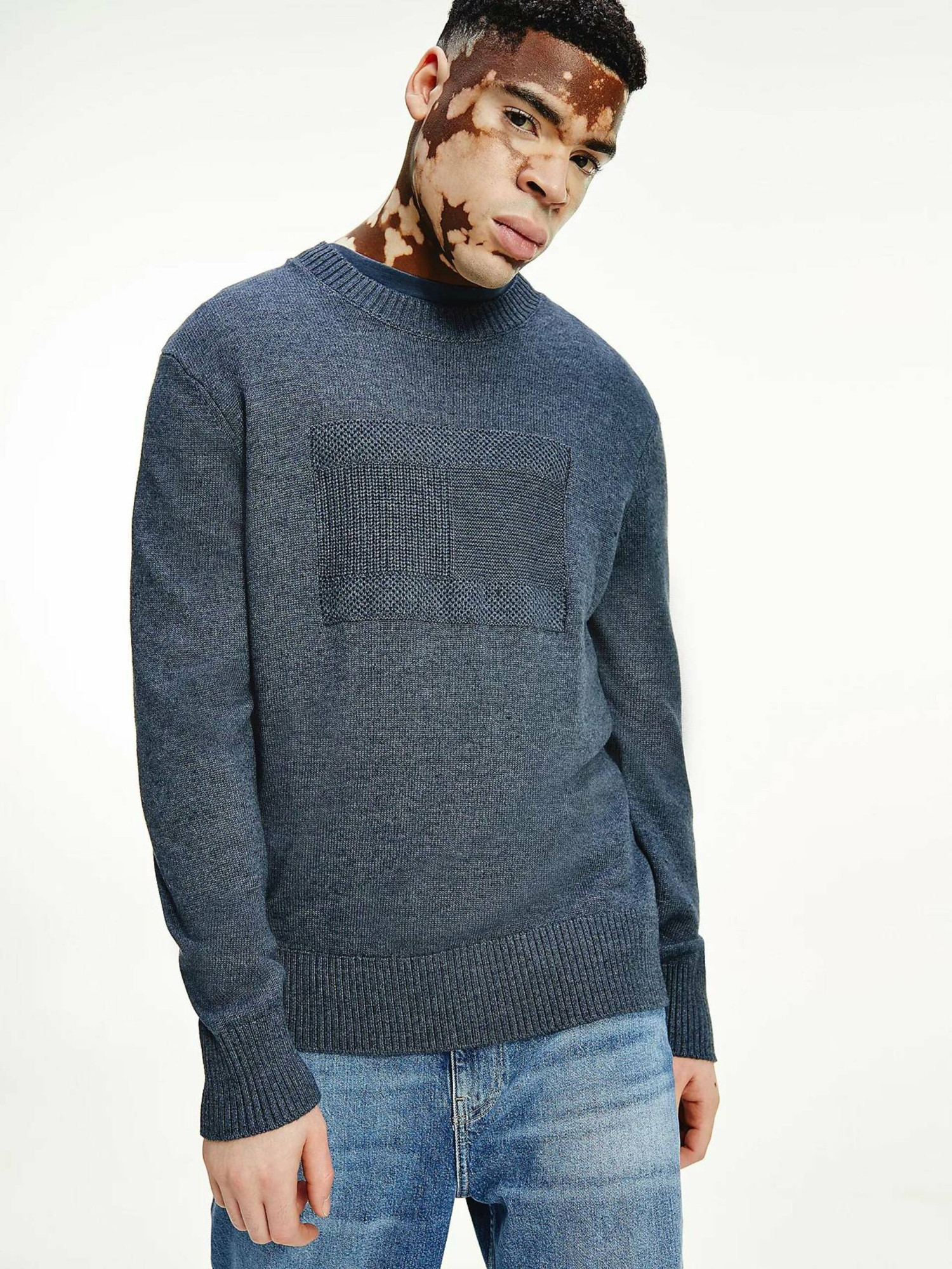 detail Tommy Jeans pánsky modrý sveter TONAL 