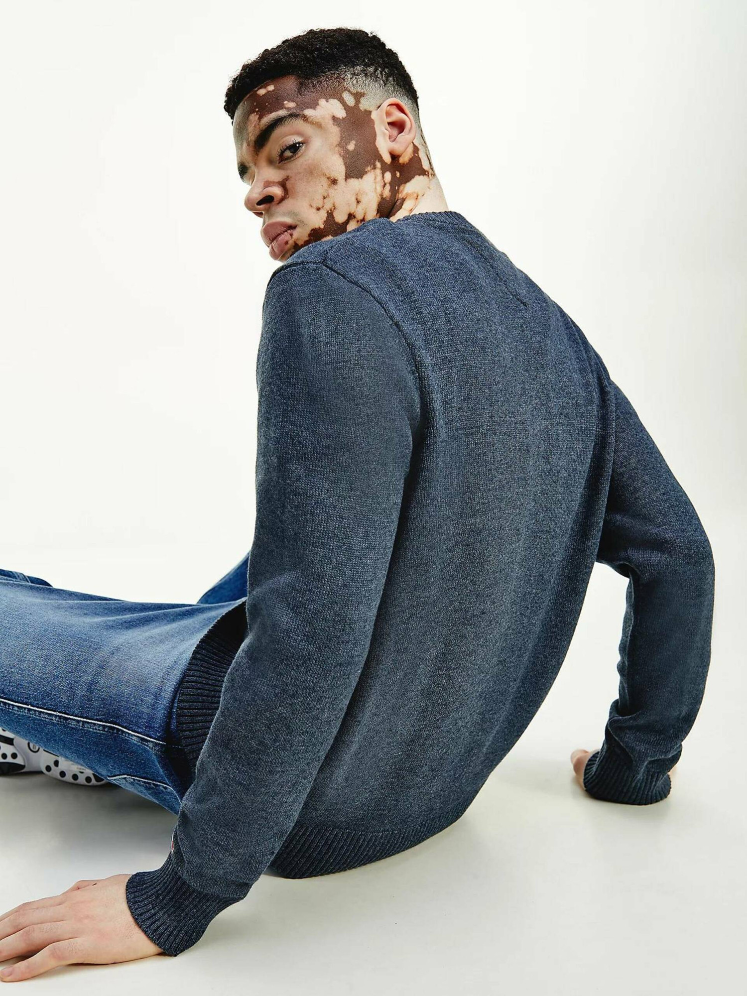 detail Tommy Jeans pánsky modrý sveter TONAL 