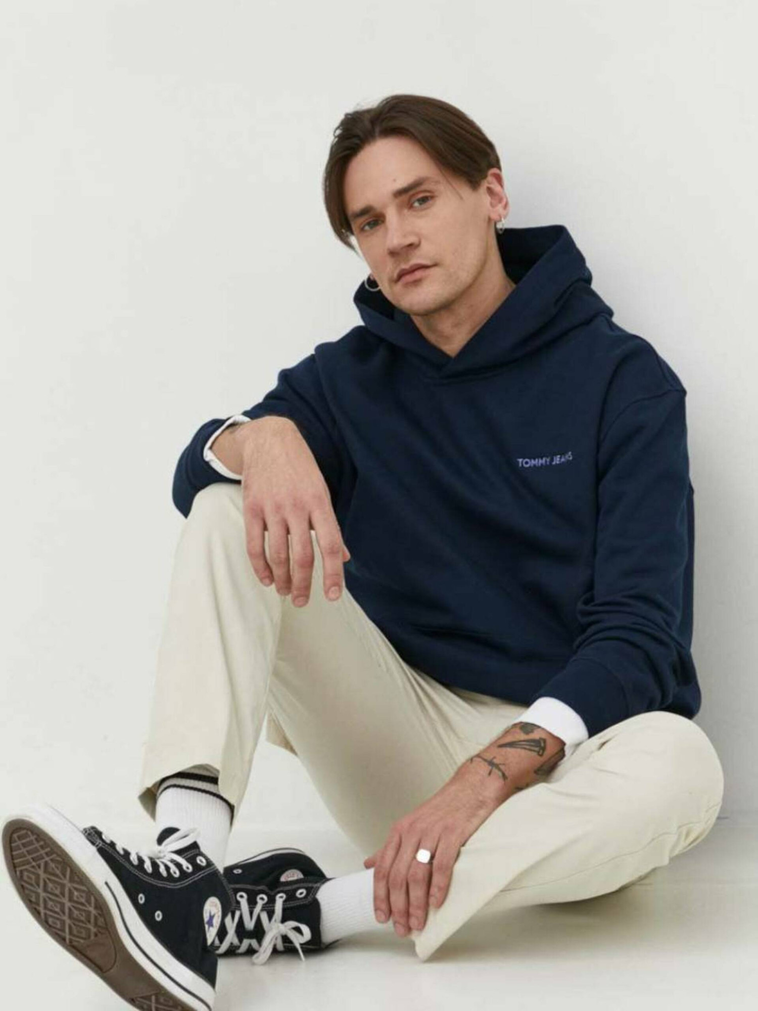 detail Tommy Jeans pánska tmavo modrá mikina