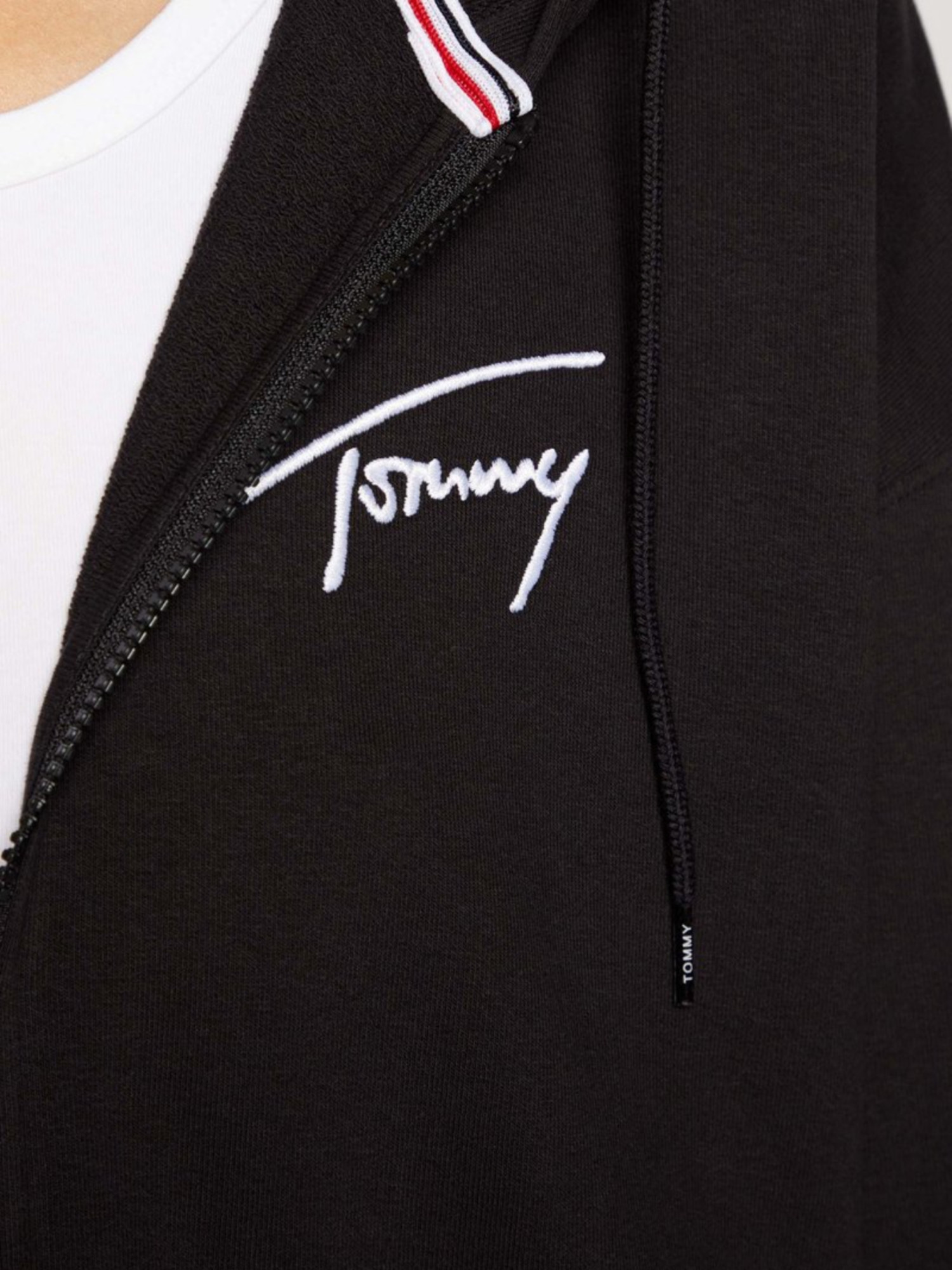 detail Tommy Jeans dámska čierna mikina SIGNATURE ZIP THRU