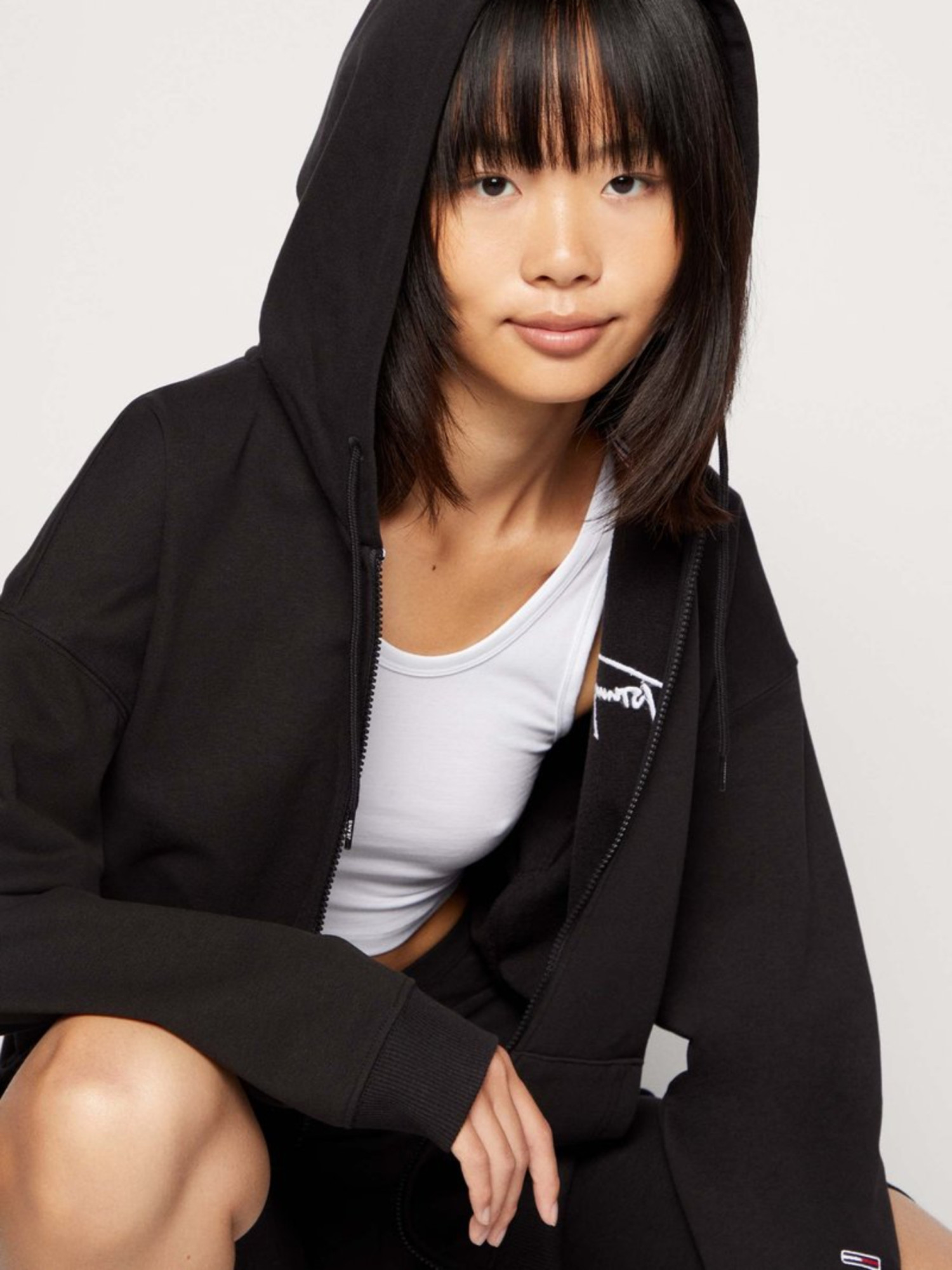 detail Tommy Jeans dámska čierna mikina SIGNATURE ZIP THRU