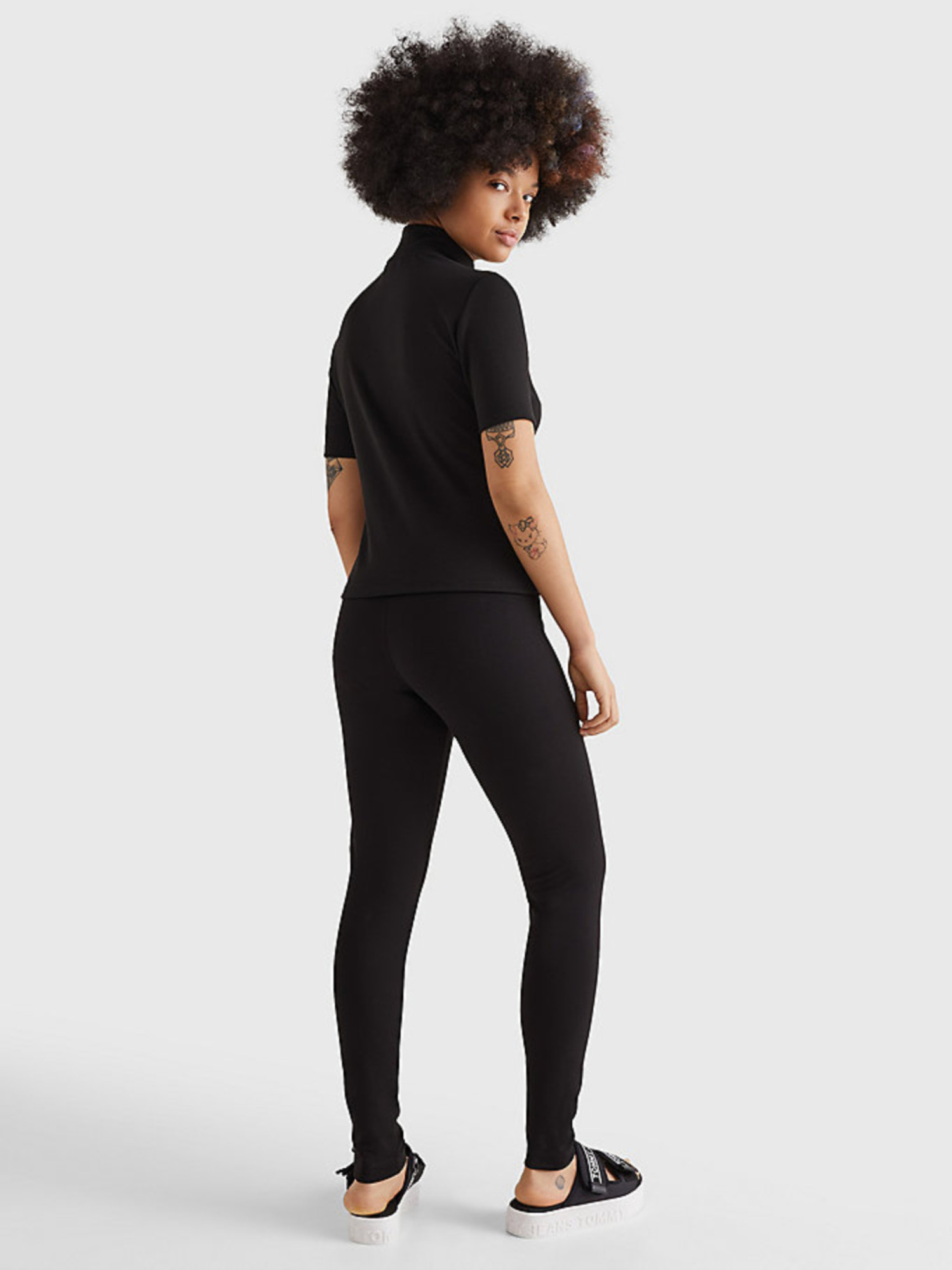 detail Tommy Jeans dámske čierne legíny SIGNATURE