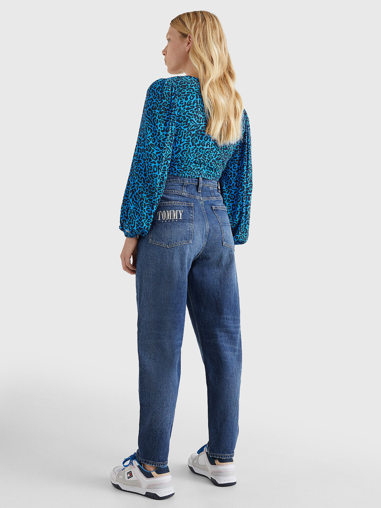 detail Tommy Jeans dámske tmavomodré džínsy MOM JEAN