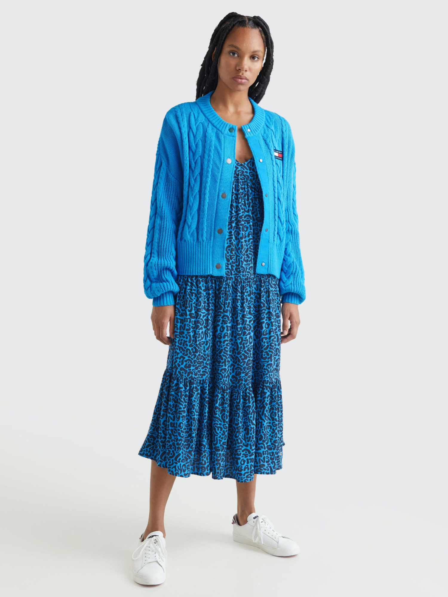 detail Tommy Jeans dámsky modrý sveter