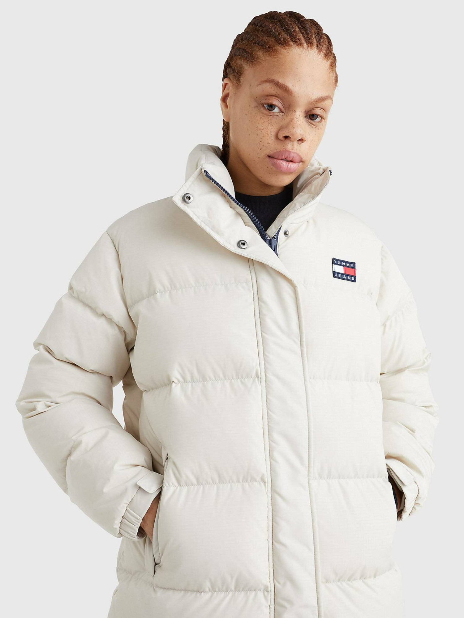 detail Tommy Jeans dámsky béžový zimný kabát