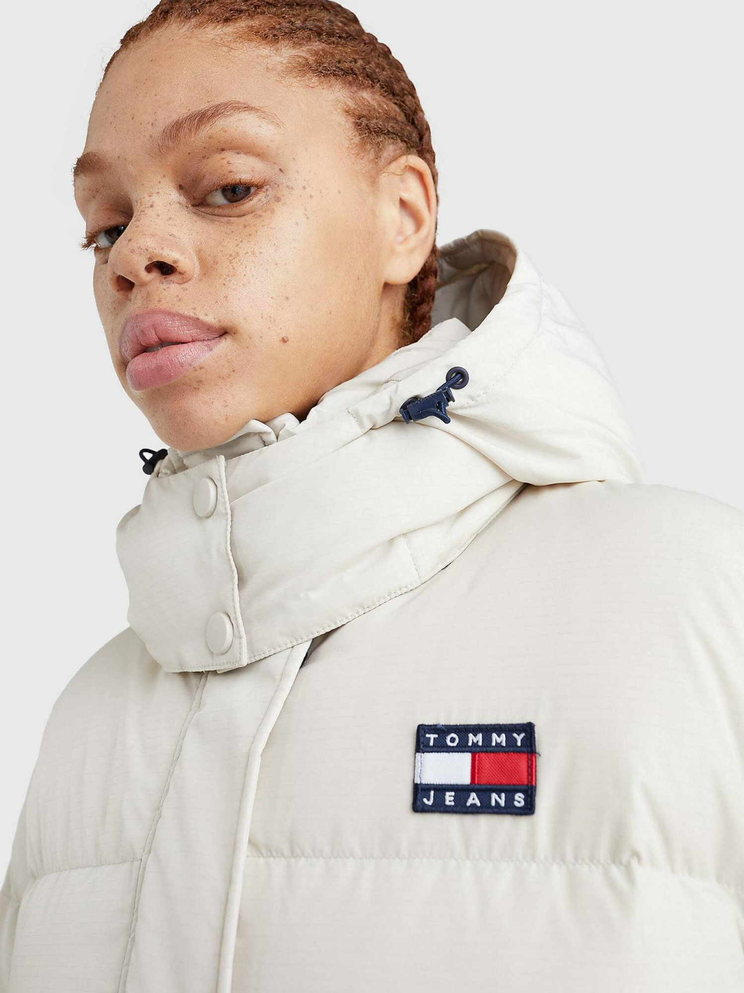 detail Tommy Jeans dámsky béžový zimný kabát