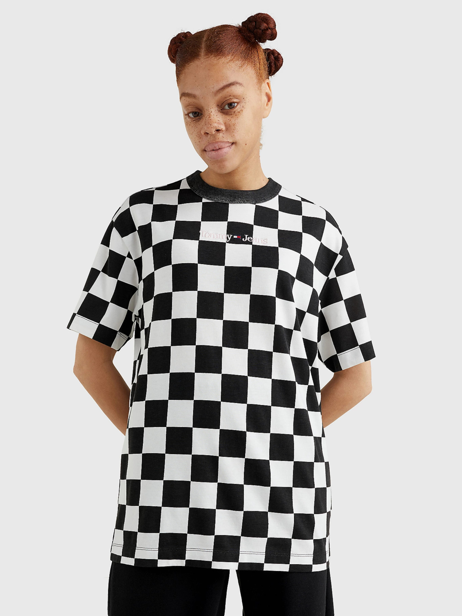 detail Tommy Jeans dámske čierno-biele tričko CHECKER