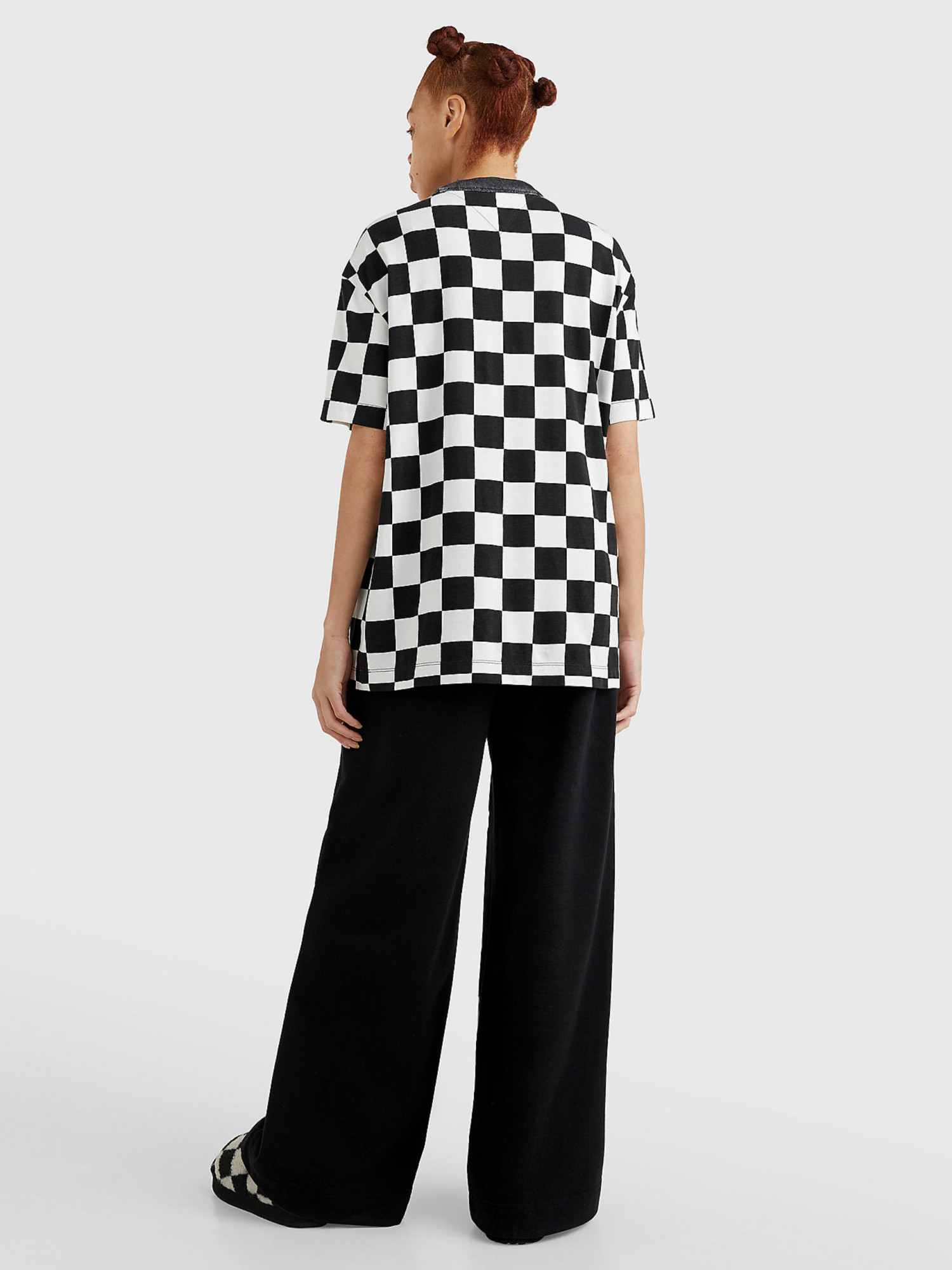 detail Tommy Jeans dámske čierno-biele tričko CHECKER