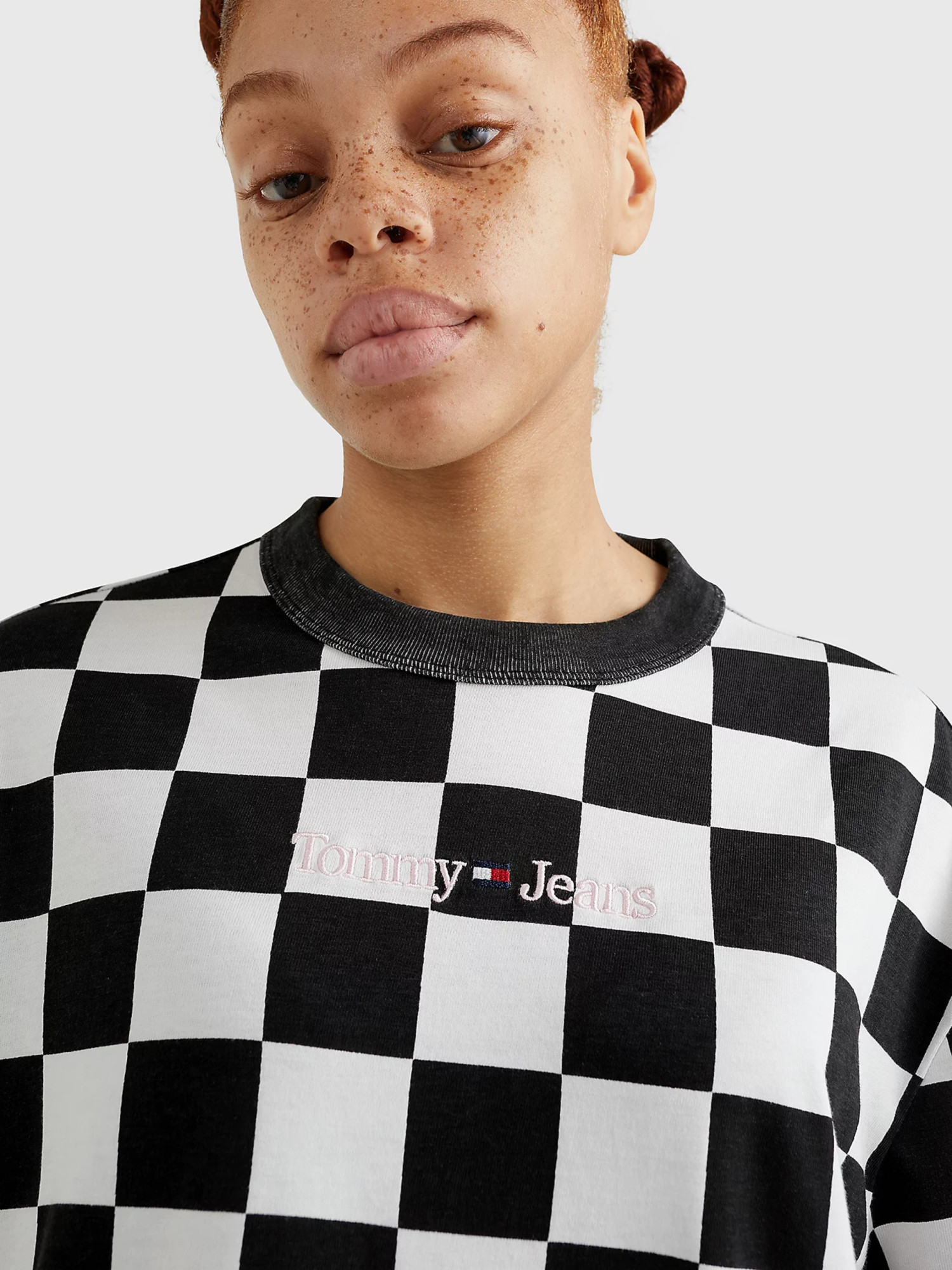 detail Tommy Jeans dámske čierno-biele tričko CHECKER