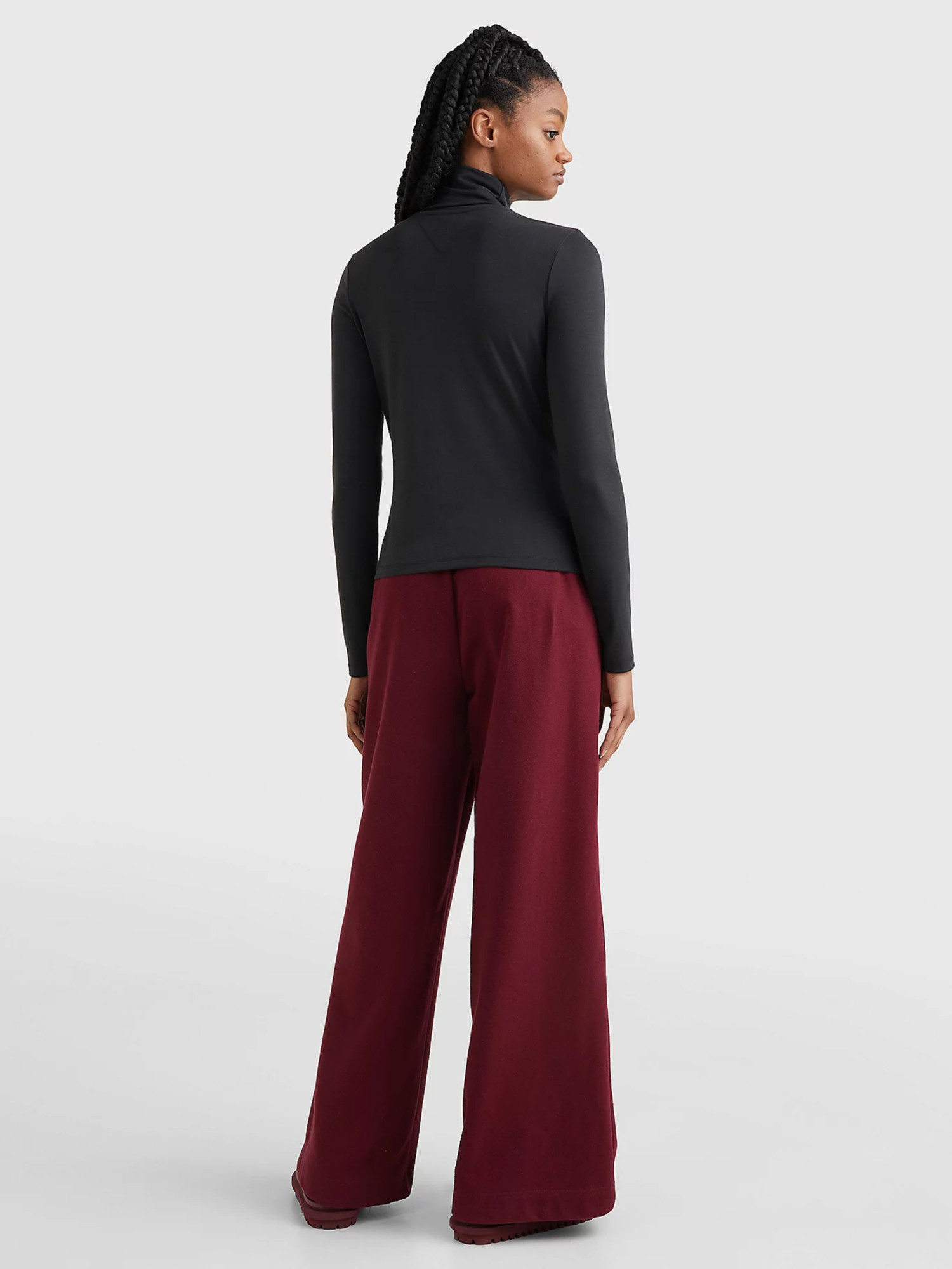 detail Tommy Jeans dámsky čierny rolák