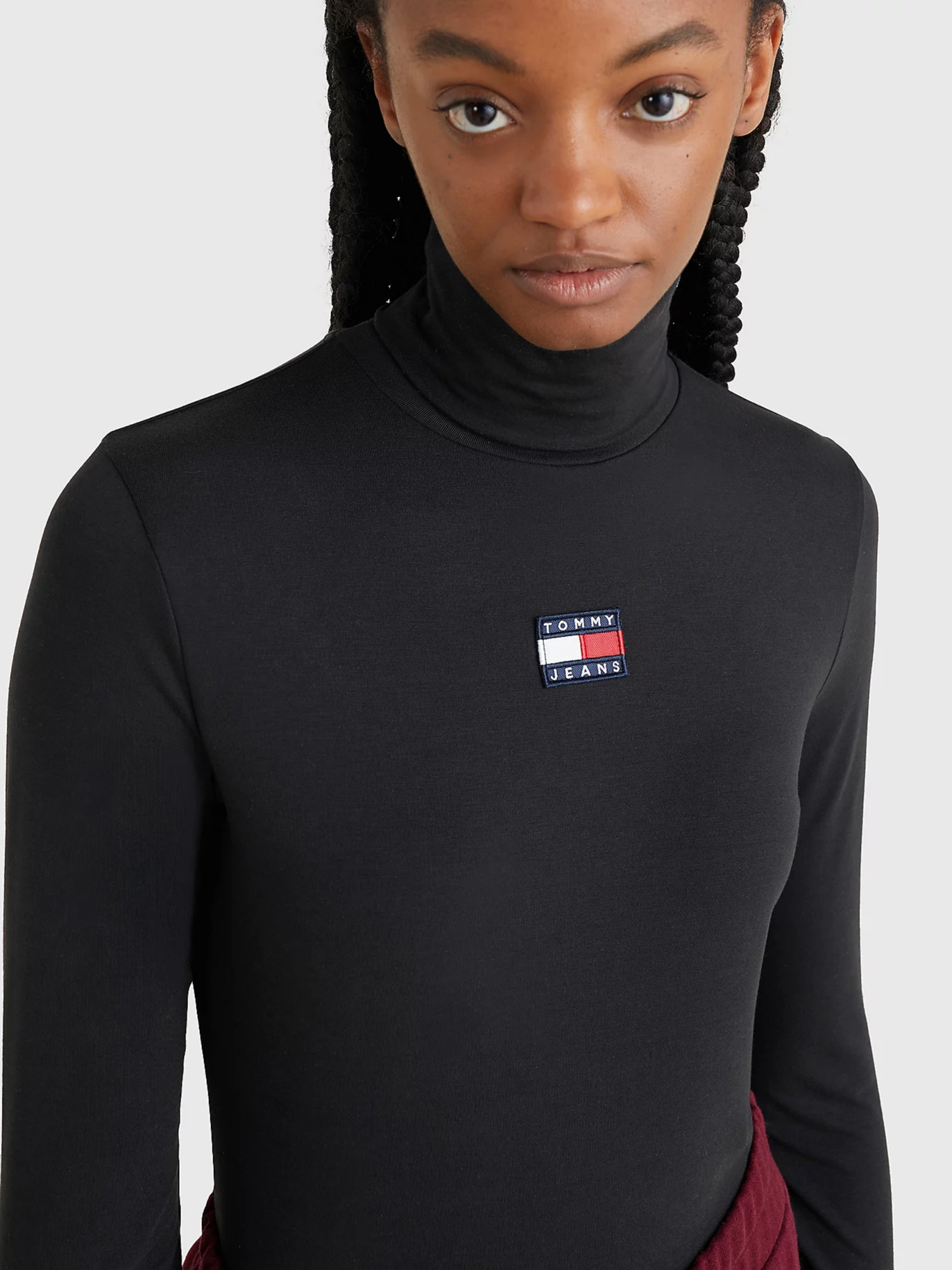 detail Tommy Jeans dámsky čierny rolák