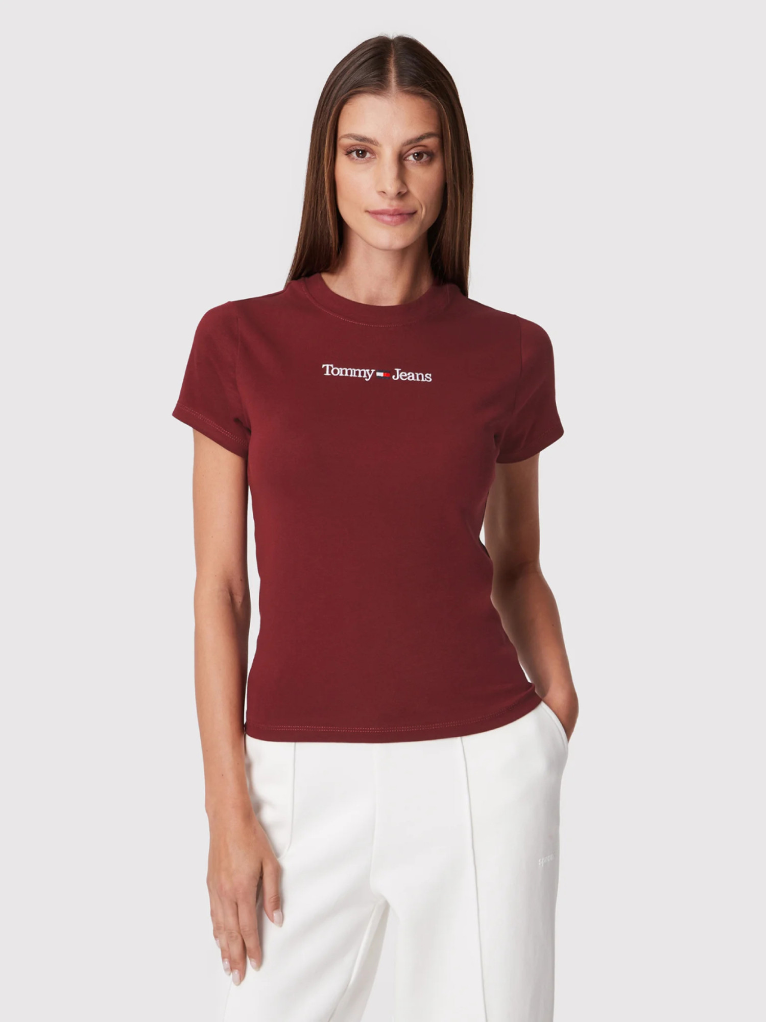 detail Tommy Jeans dámske vínové tričko