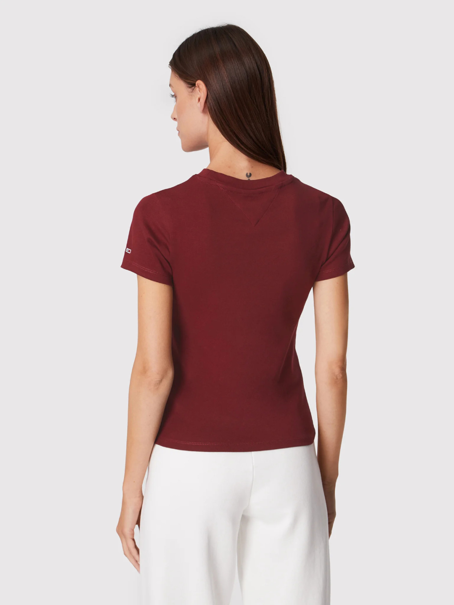 detail Tommy Jeans dámske vínové tričko