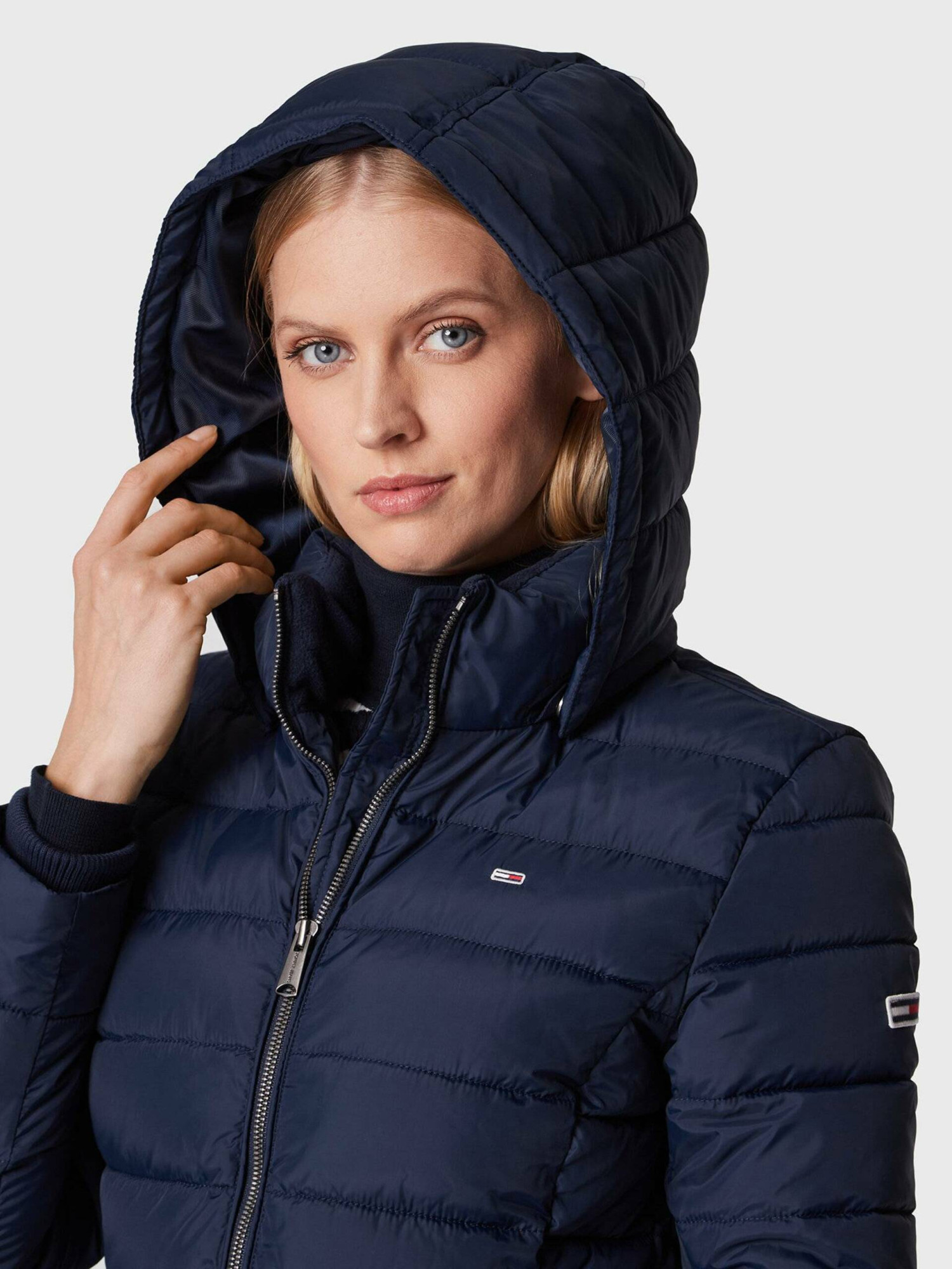 detail Tommy Jeans dámska tmavomodrá bunda