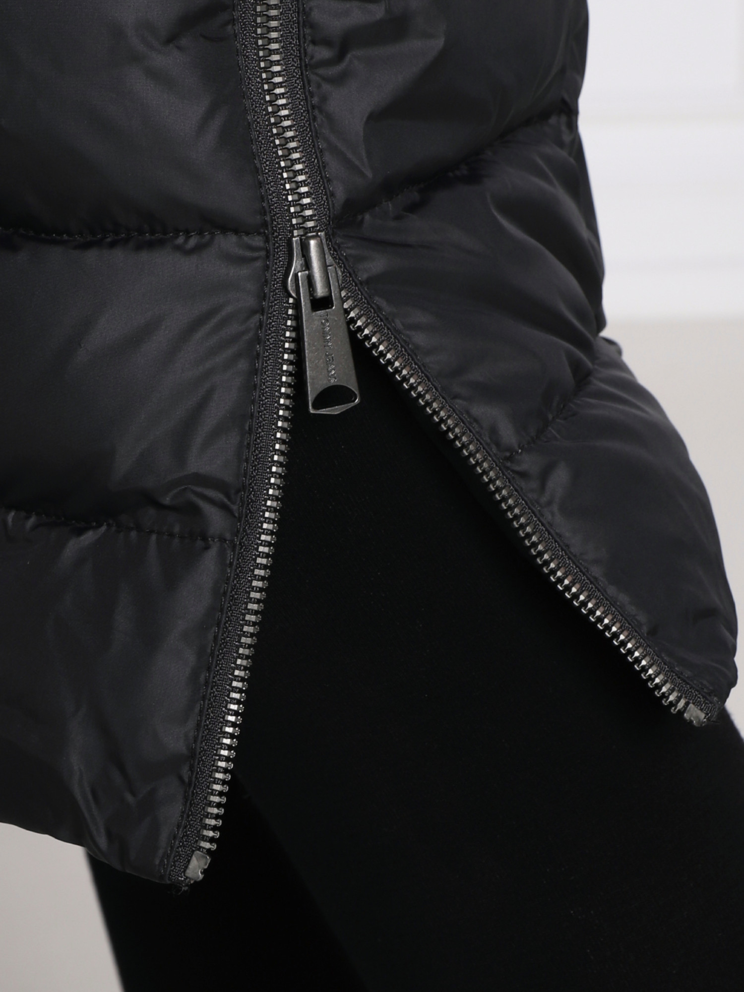detail Tommy Jeans dámska čierna bunda