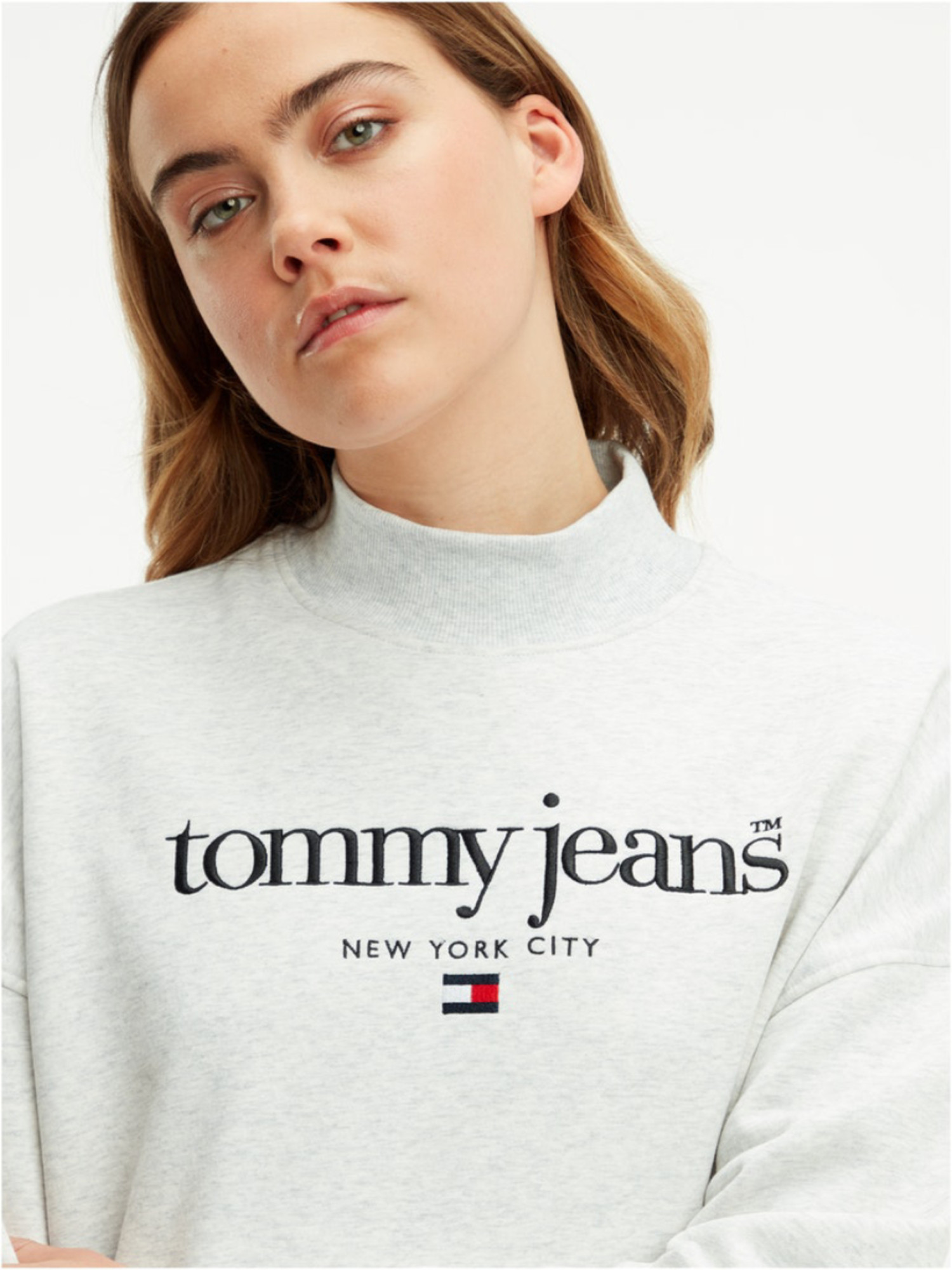 detail Tommy Jeans dámske šedé mikinové šaty