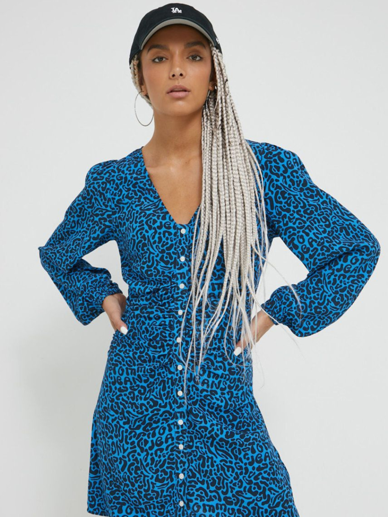 detail Tommy Jeans dámske modré šaty ANIMAL PRINT RUCHE