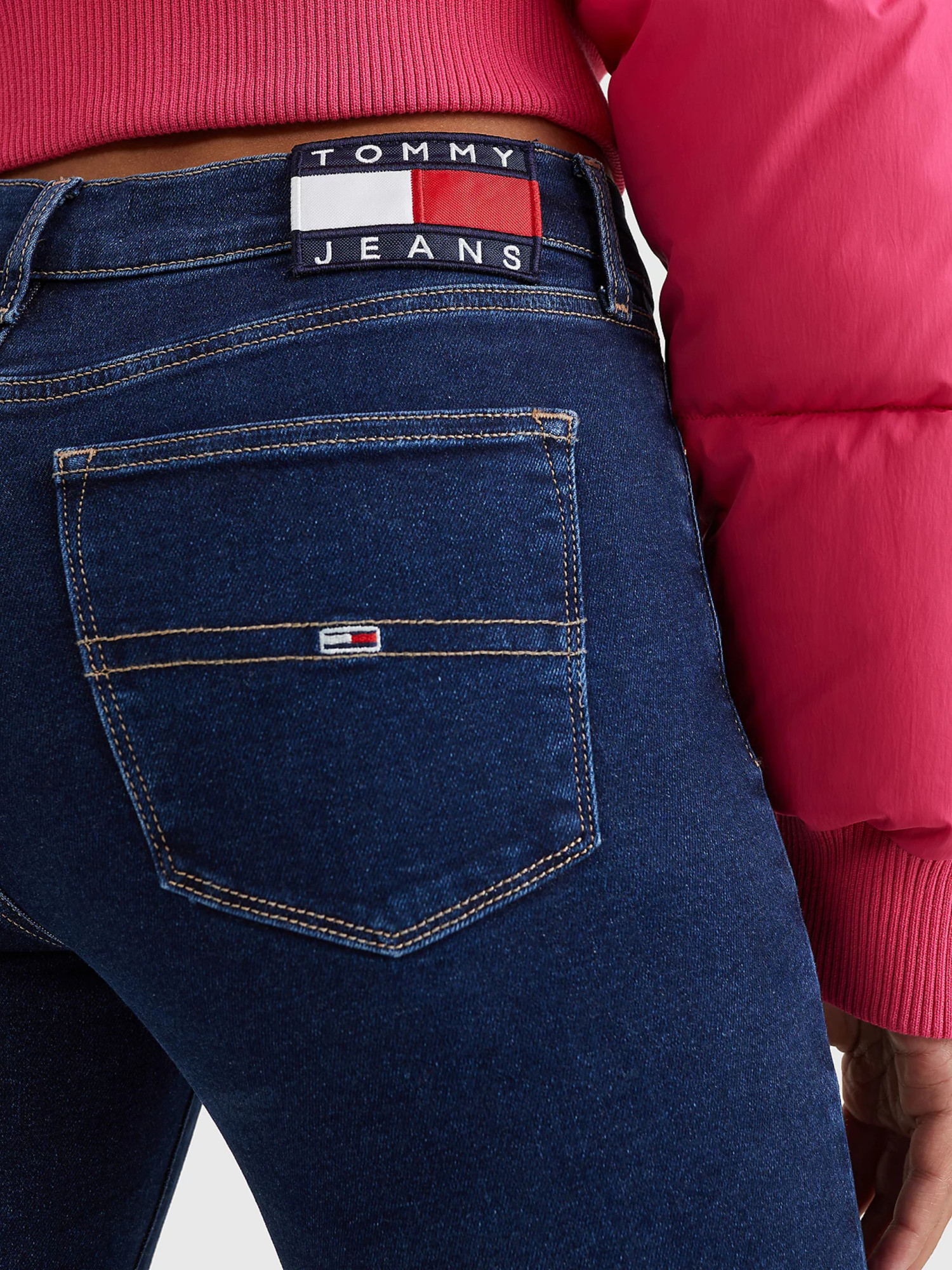 detail Tommy Jeans dámske modré džínsy NORA MR SKNY
