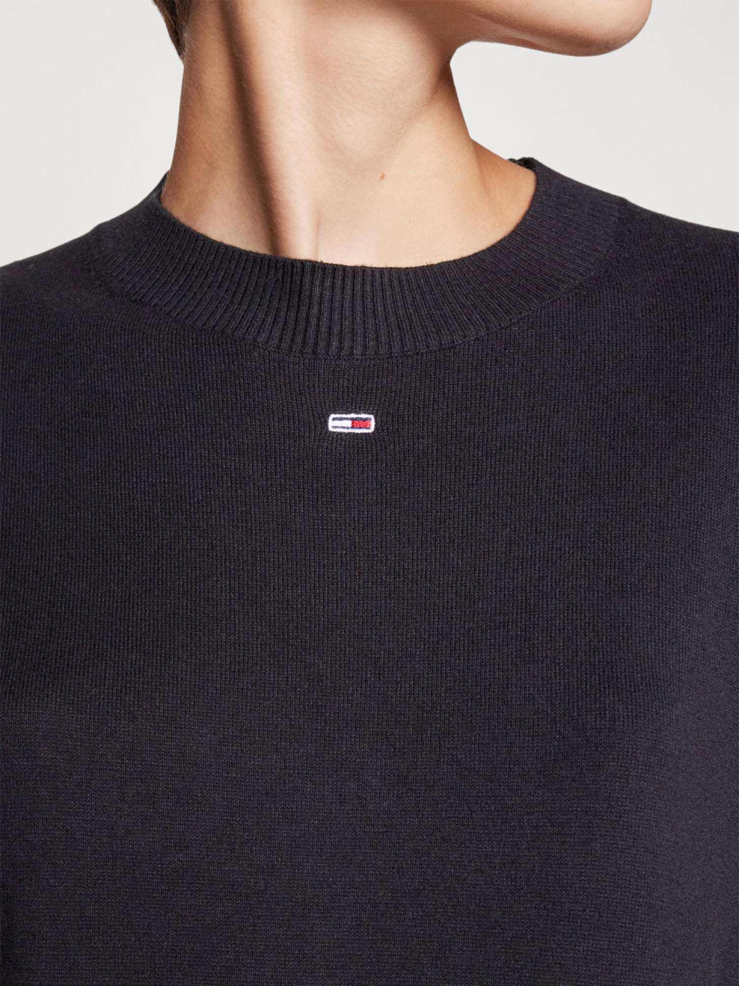 detail Tommy Jeans dámsky čierny tenký sveter