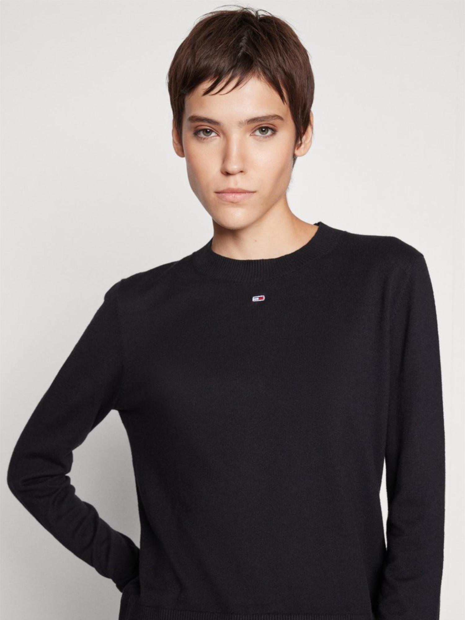 detail Tommy Jeans dámsky čierny tenký sveter