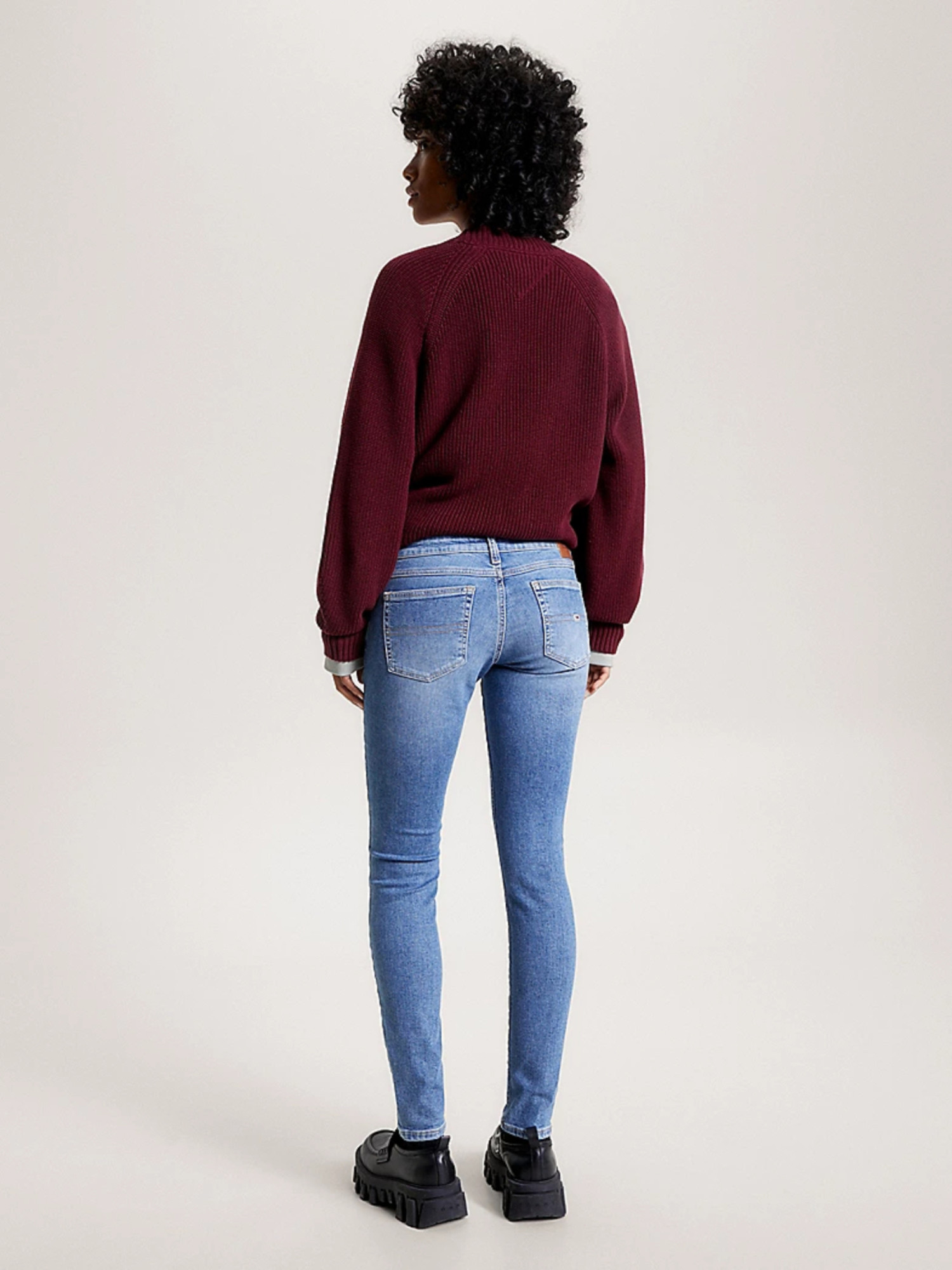 detail Tommy Jeans dámske svetlo modré džínsy SOPHIE