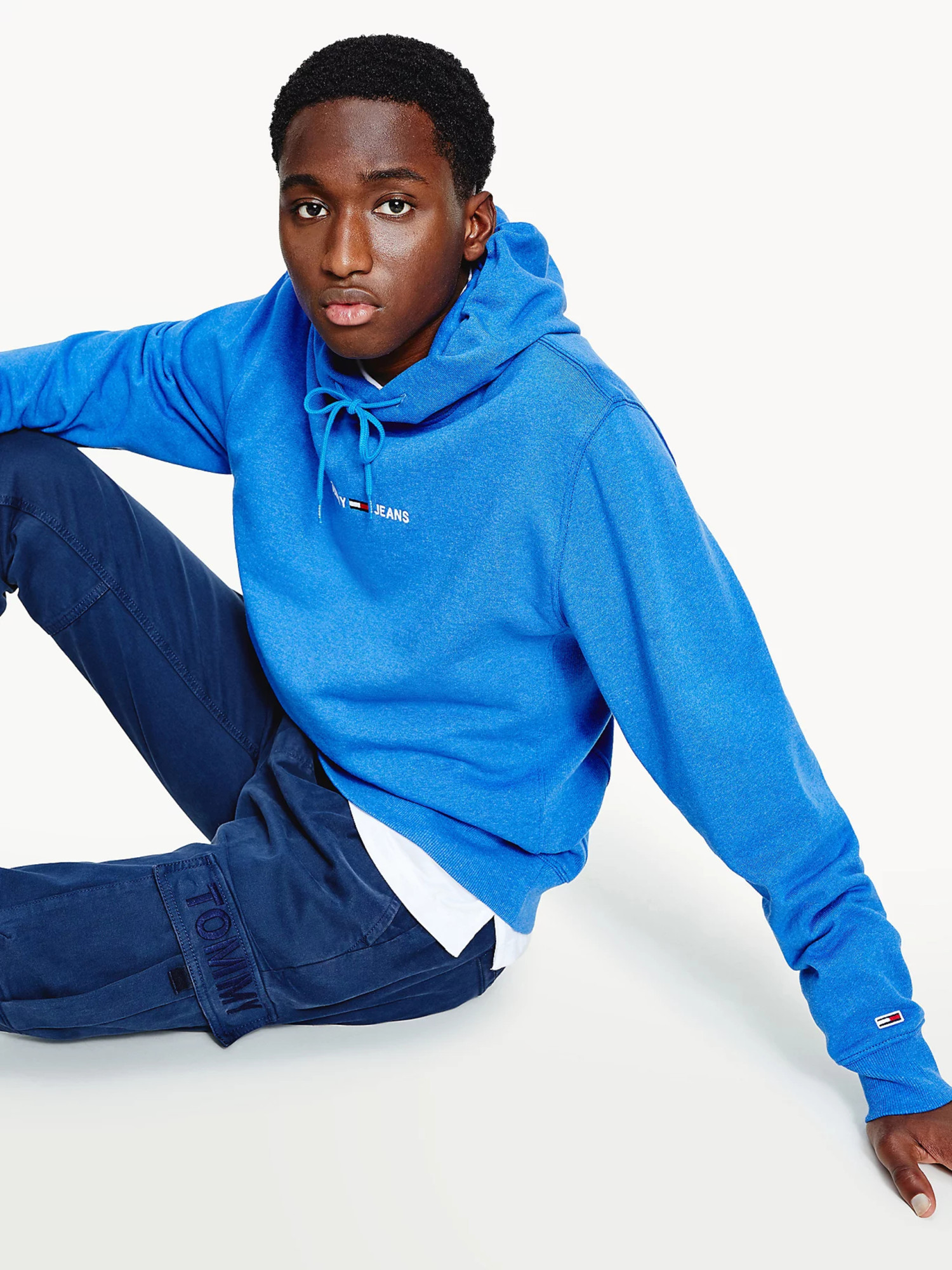 detail Tommy Jeans pánska svetlomodrá mikina STRAIGHT LOGO
